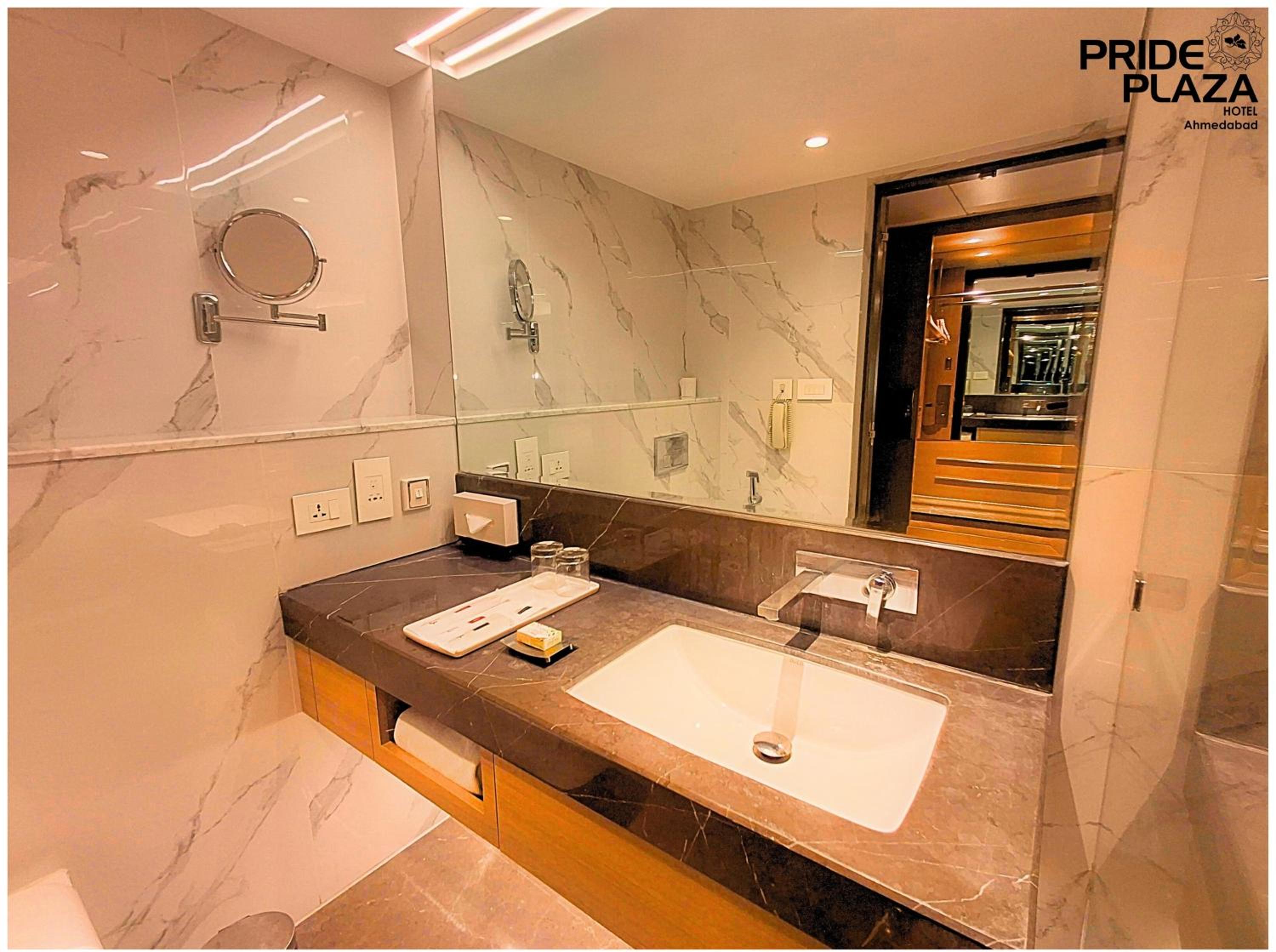 Superior Double Room thumbnail 5