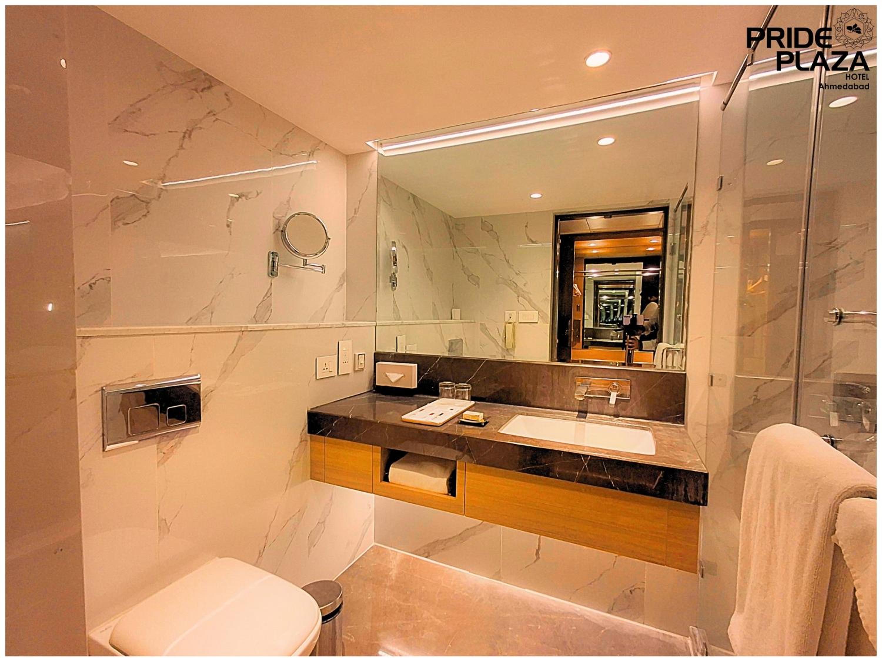 Deluxe Double Room thumbnail 6