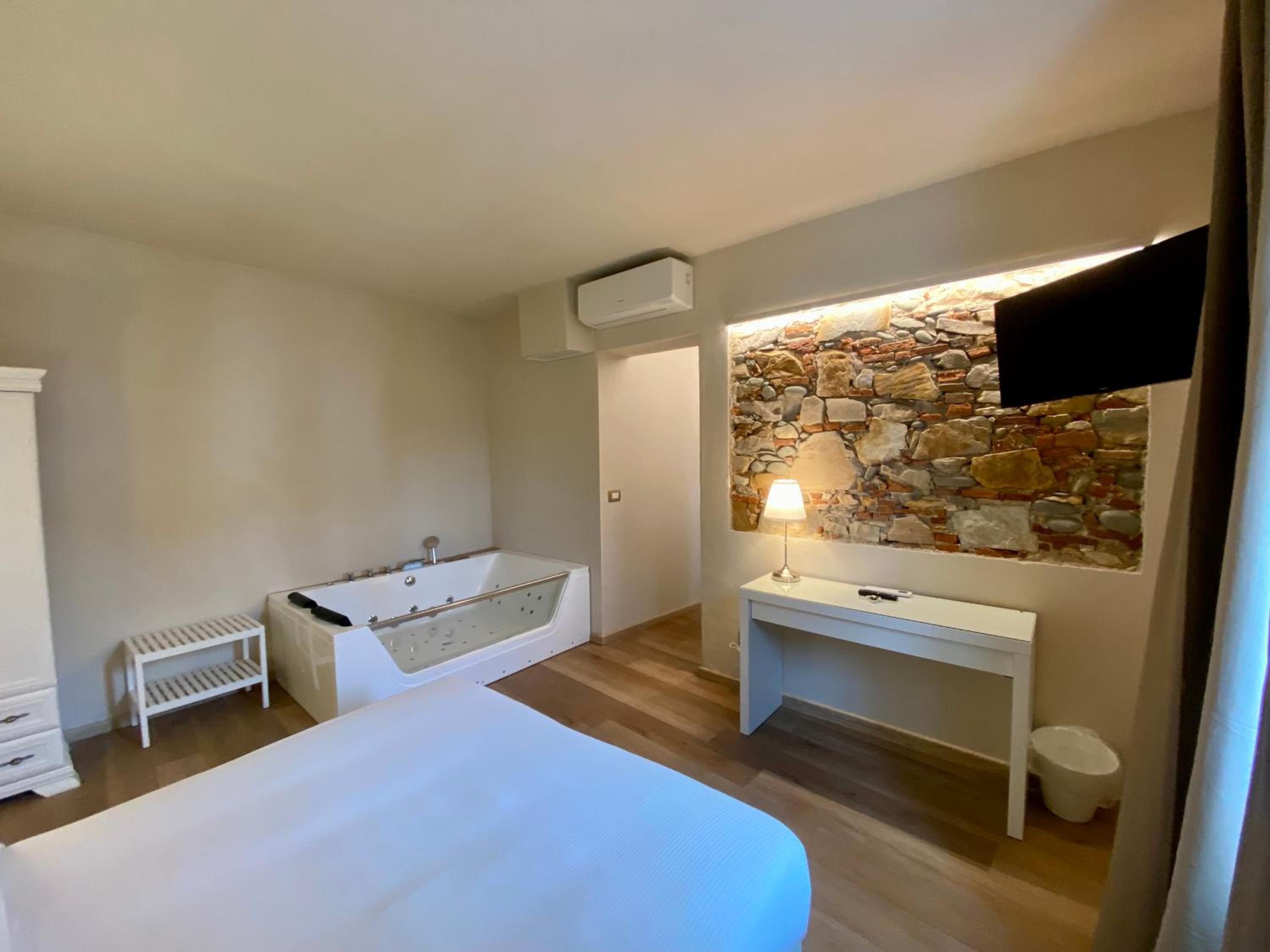 Deluxe Double Room with Bath photo 1