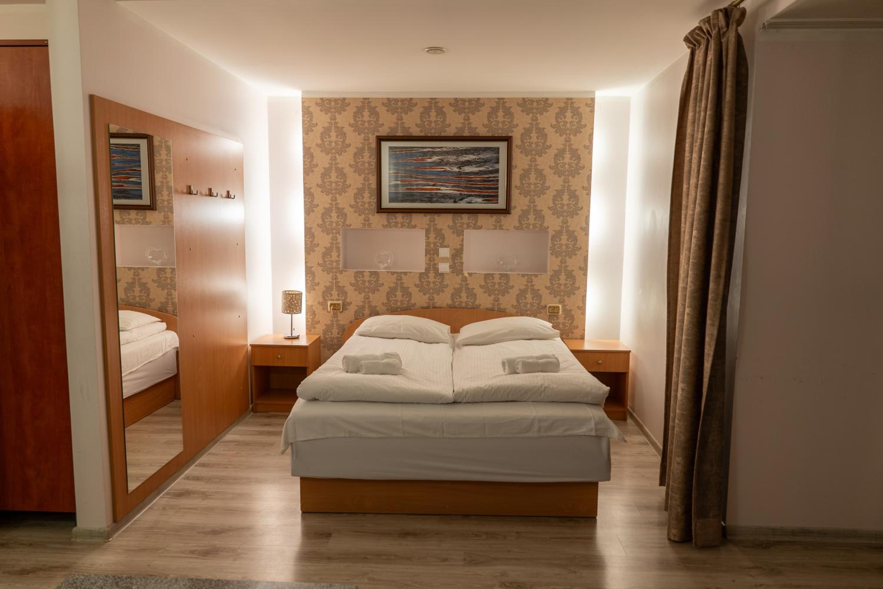 Deluxe Double or Twin Room with Balcony - Photo 5
