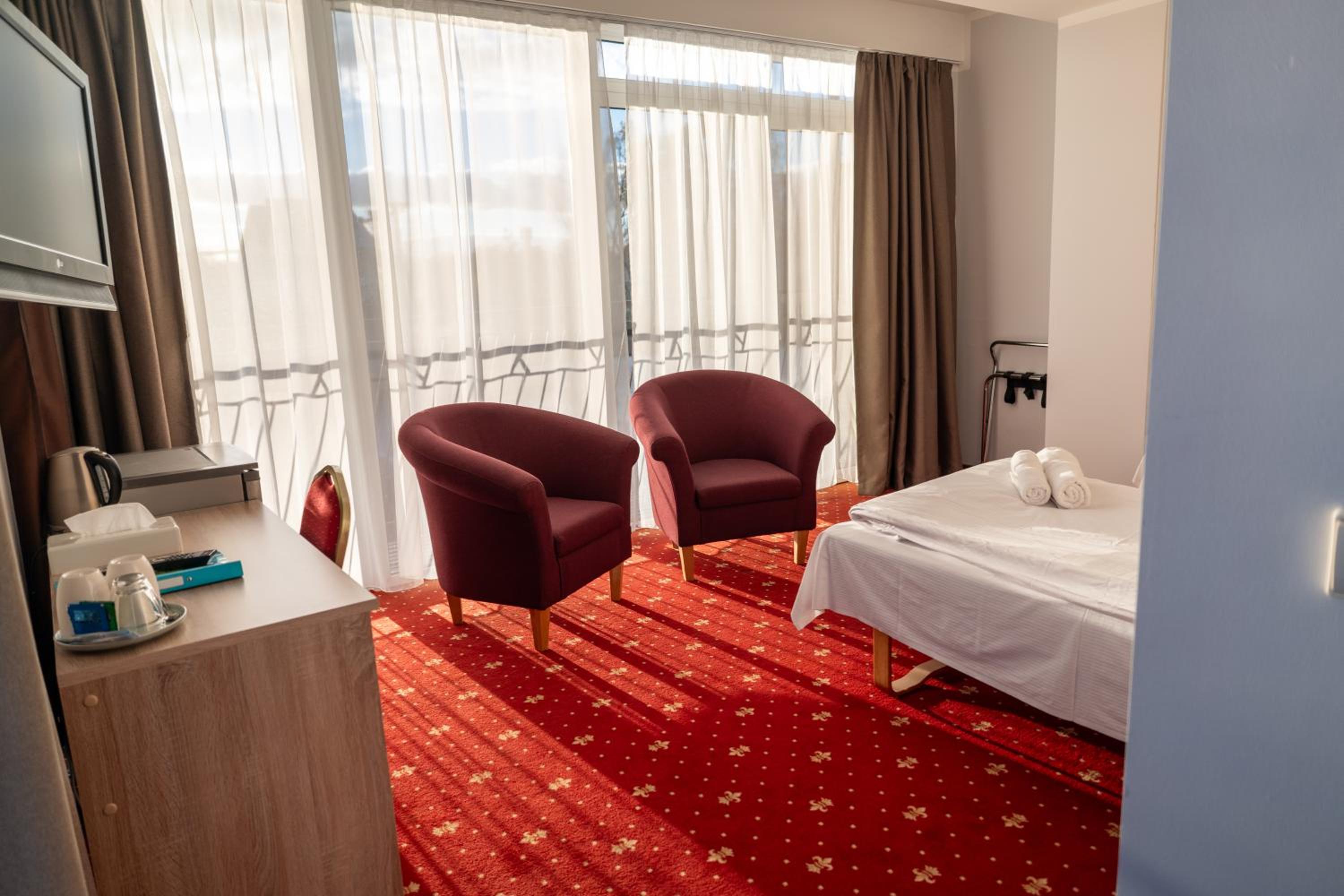 Deluxe Double or Twin Room with Balcony - Photo 9