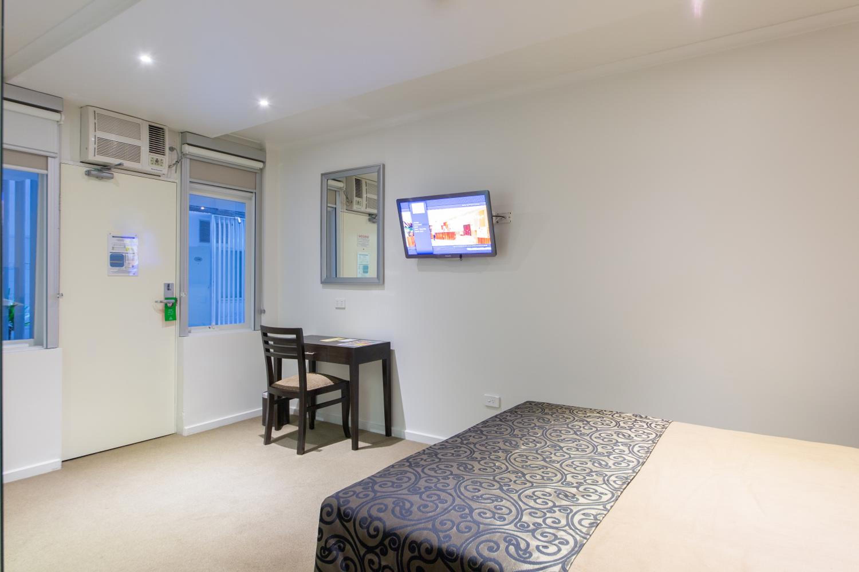 Standard Queen Room - Photo 10