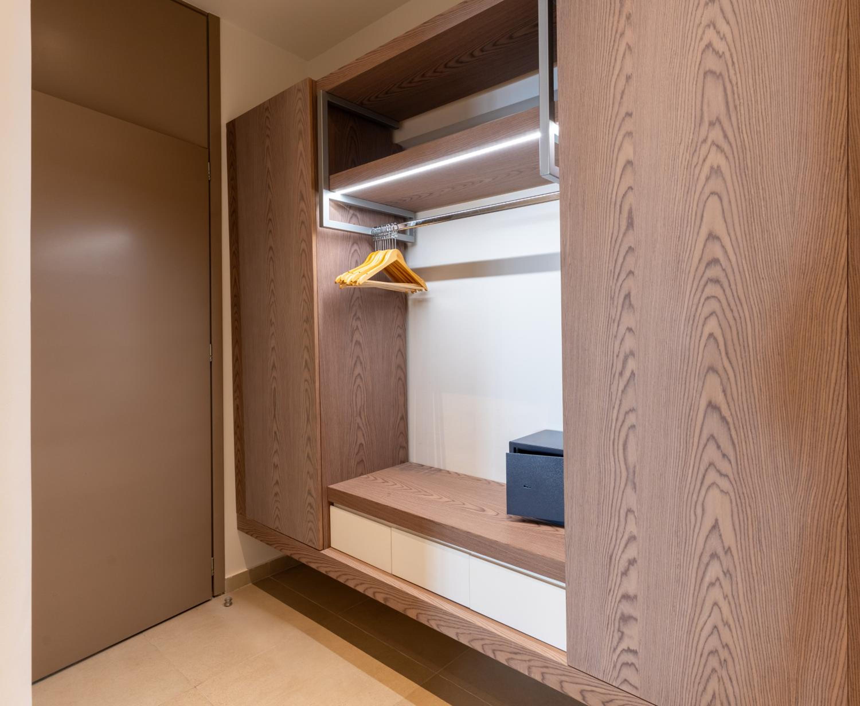 Deluxe Double Room with Side Sea View - Photo 4