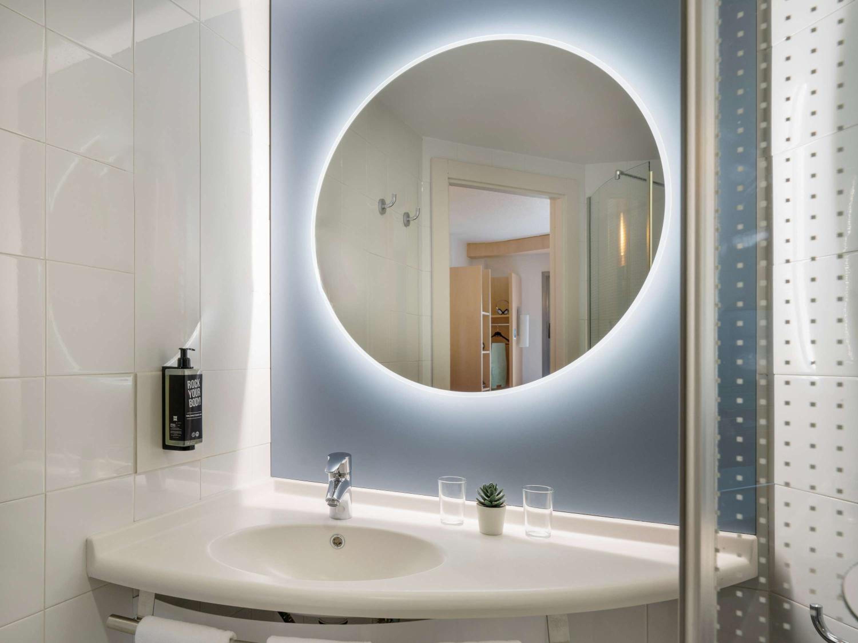Standard Twin Room - Photo 5