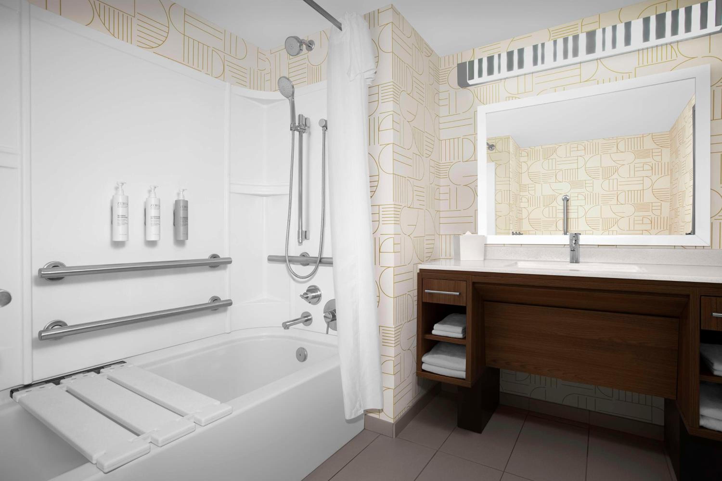 King Studio with Accessible Bathtub photo 2