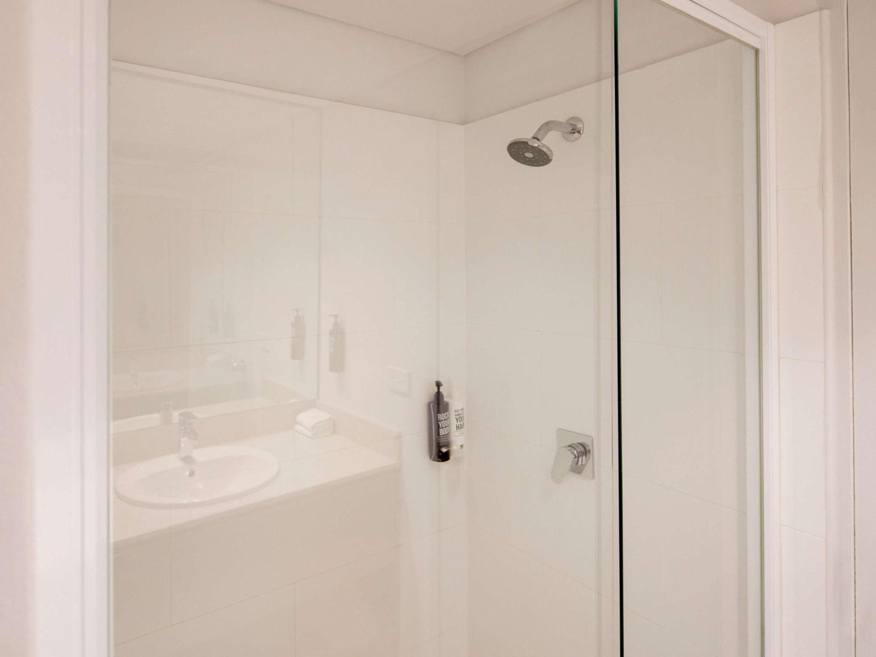 Deluxe Queen Room - Photo 10