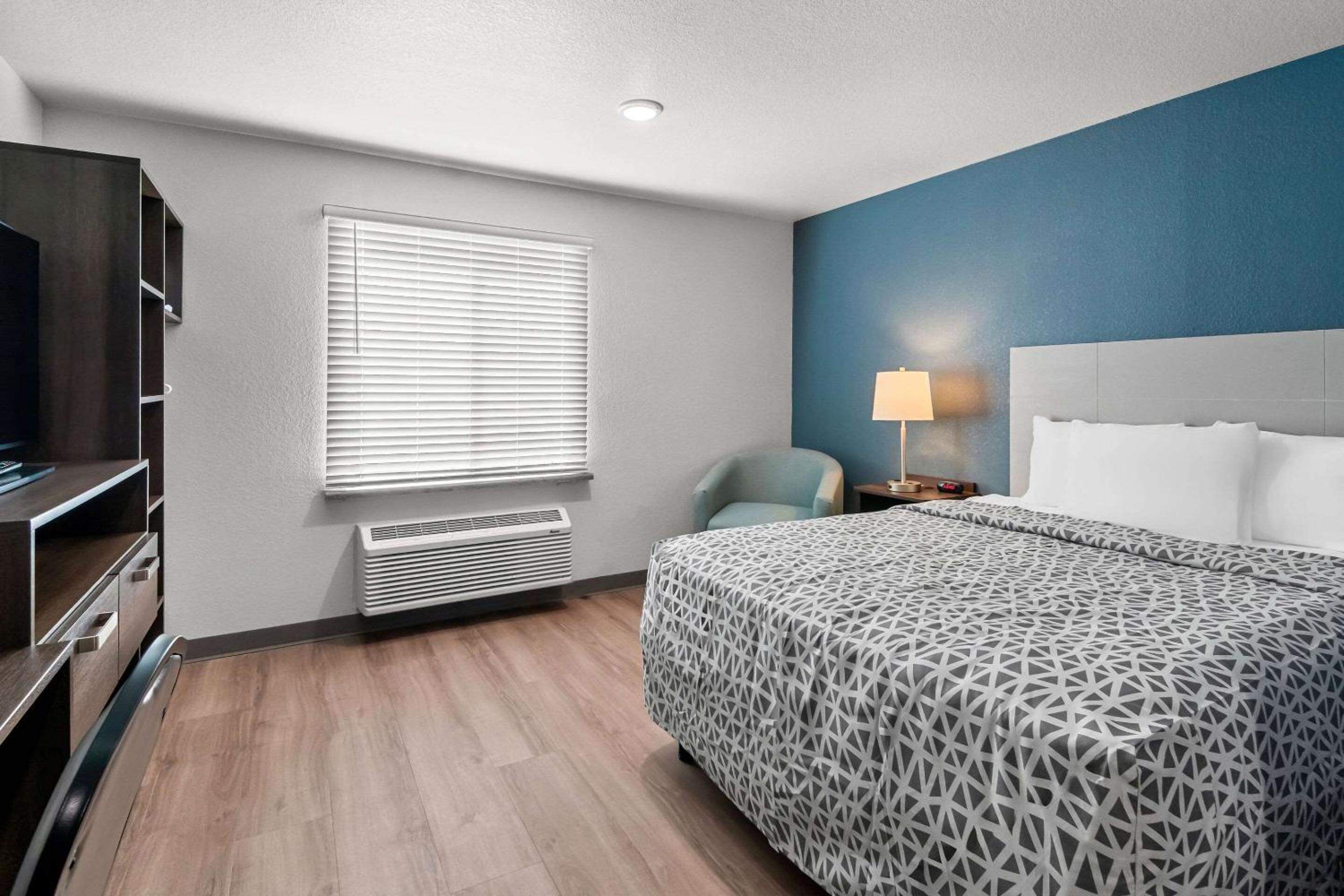 Queen Suite with Roll-In Shower - Disability Access/Non Smoking photo 1