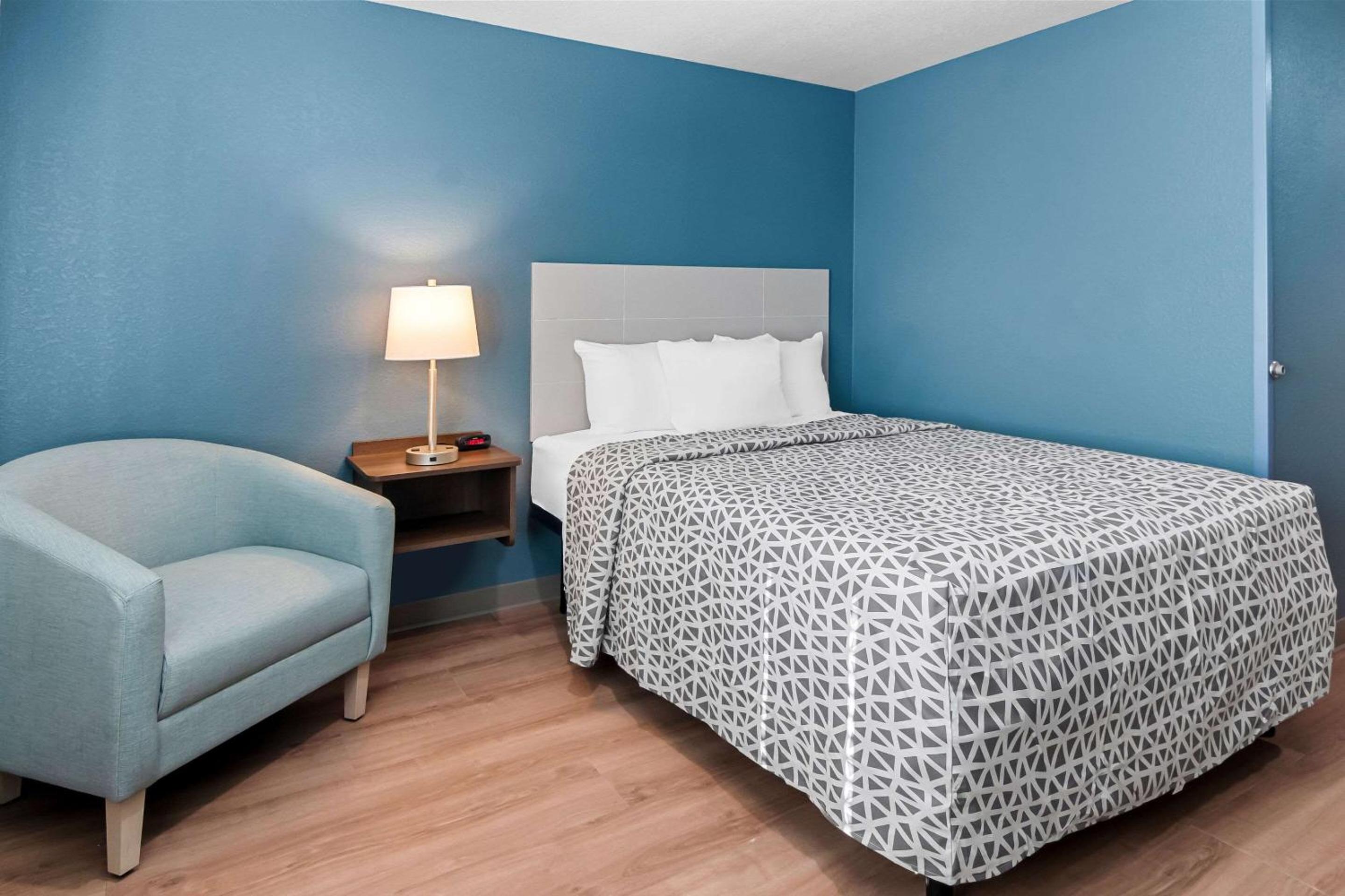 Queen Suite with Roll-In Shower - Disability Access/Non Smoking photo 2