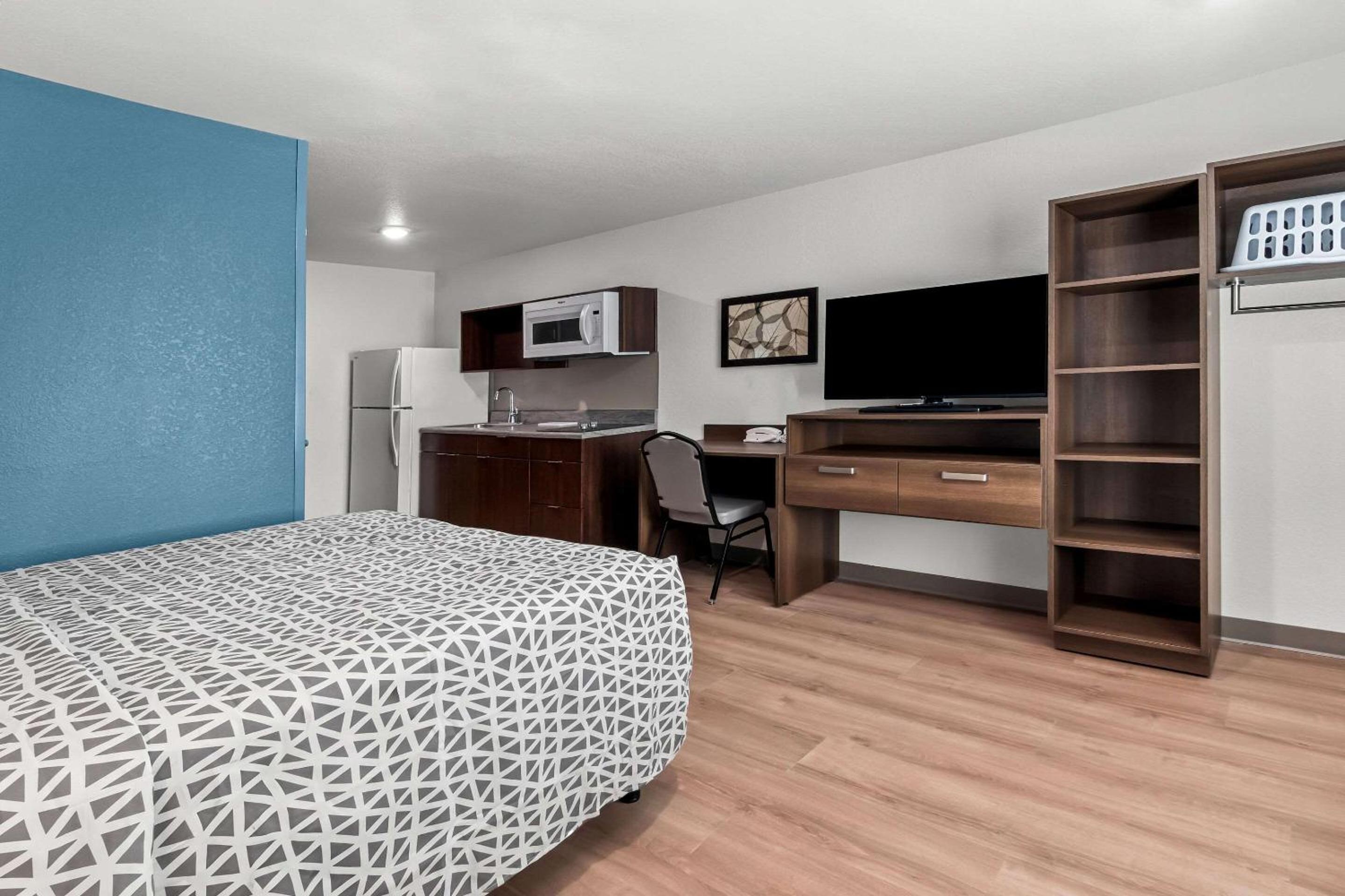 Queen Suite with Roll-In Shower - Disability Access/Non Smoking photo 3
