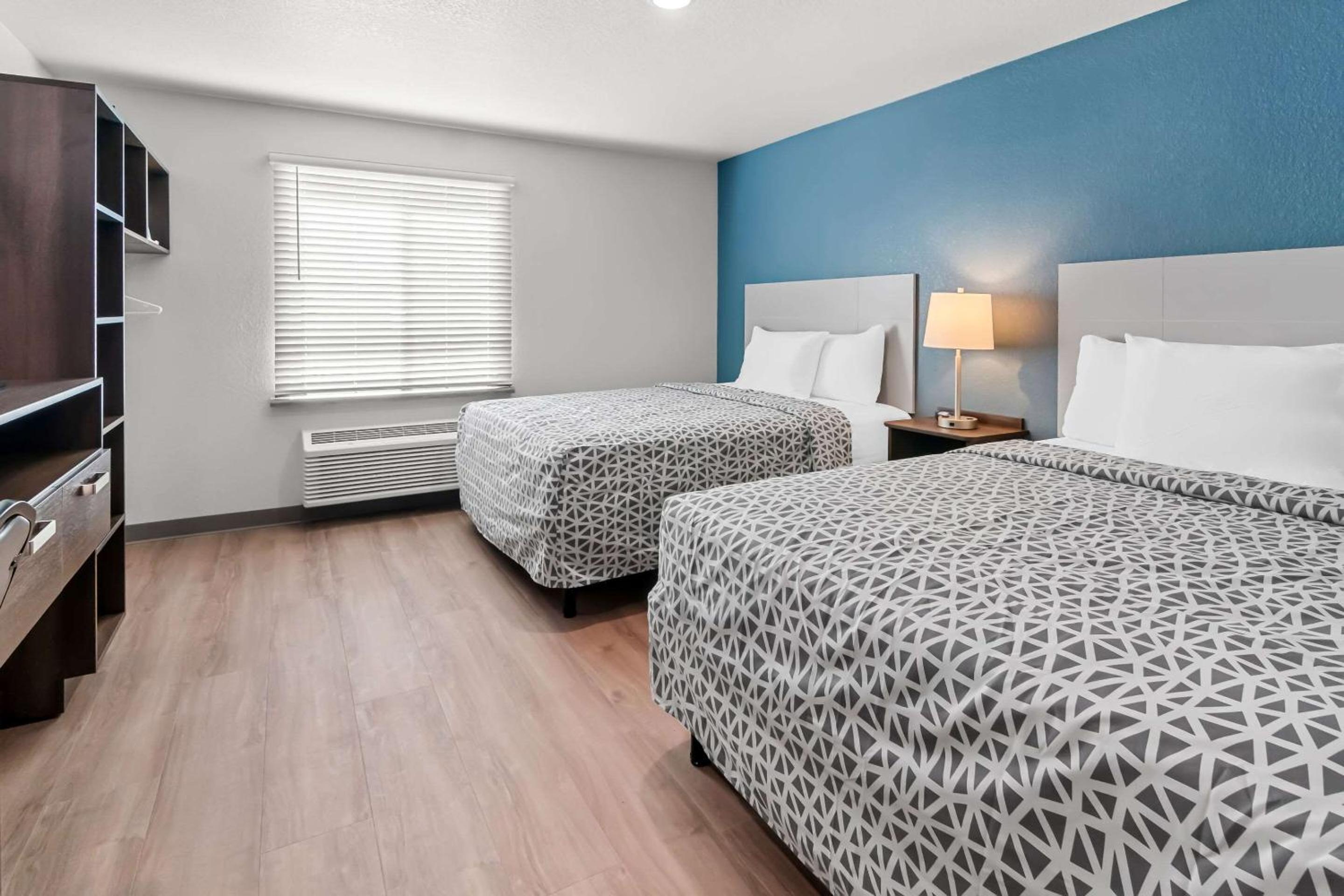 Queen Suite with Two Queen Beds - Non Smoking photo 1