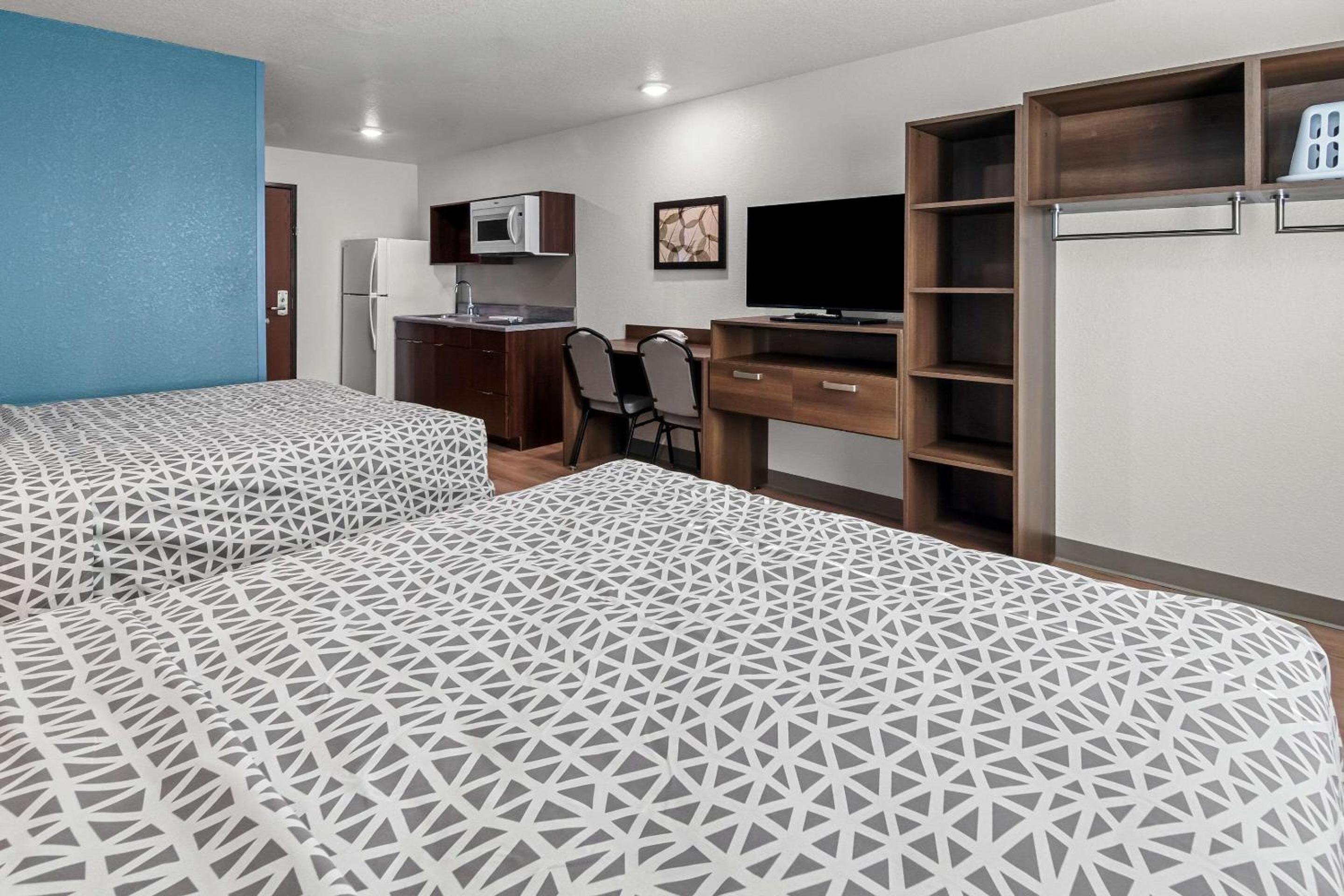 Queen Suite with Two Queen Beds - Non Smoking photo 2