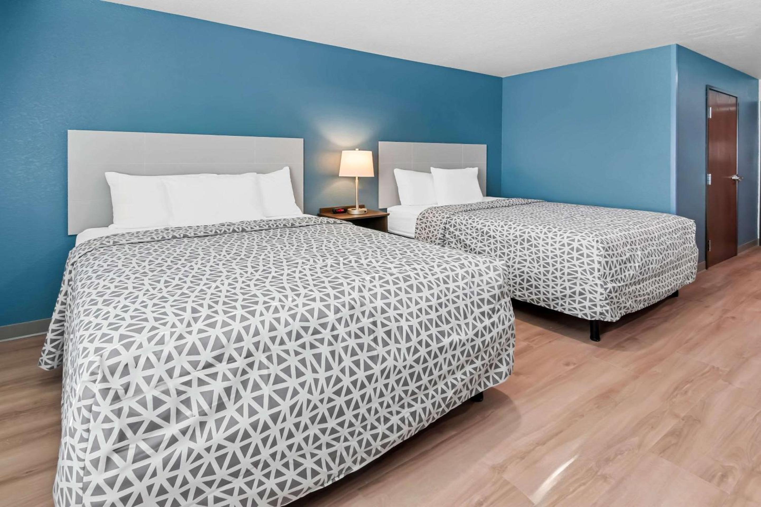 Queen Suite with Two Queen Beds - Non Smoking photo 3