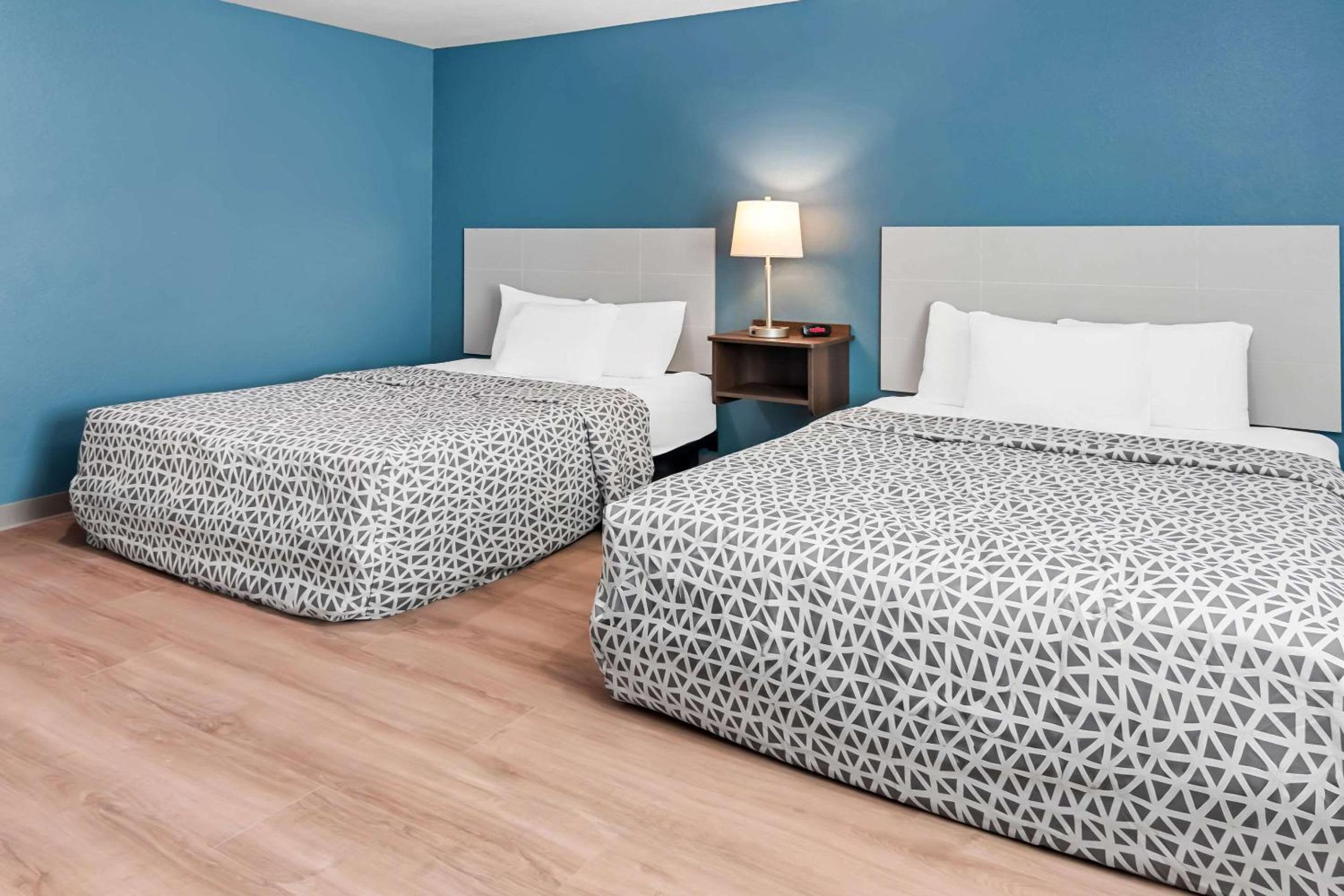 Queen Suite with Two Queen Beds and Tub - Disability Access/Non Smoking photo 2