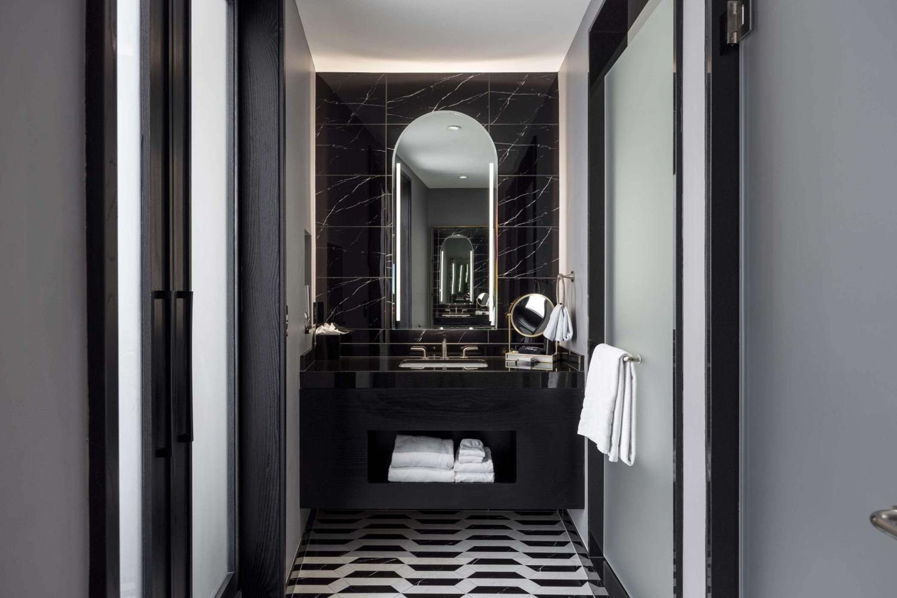 Corner King Suite - Photo 3