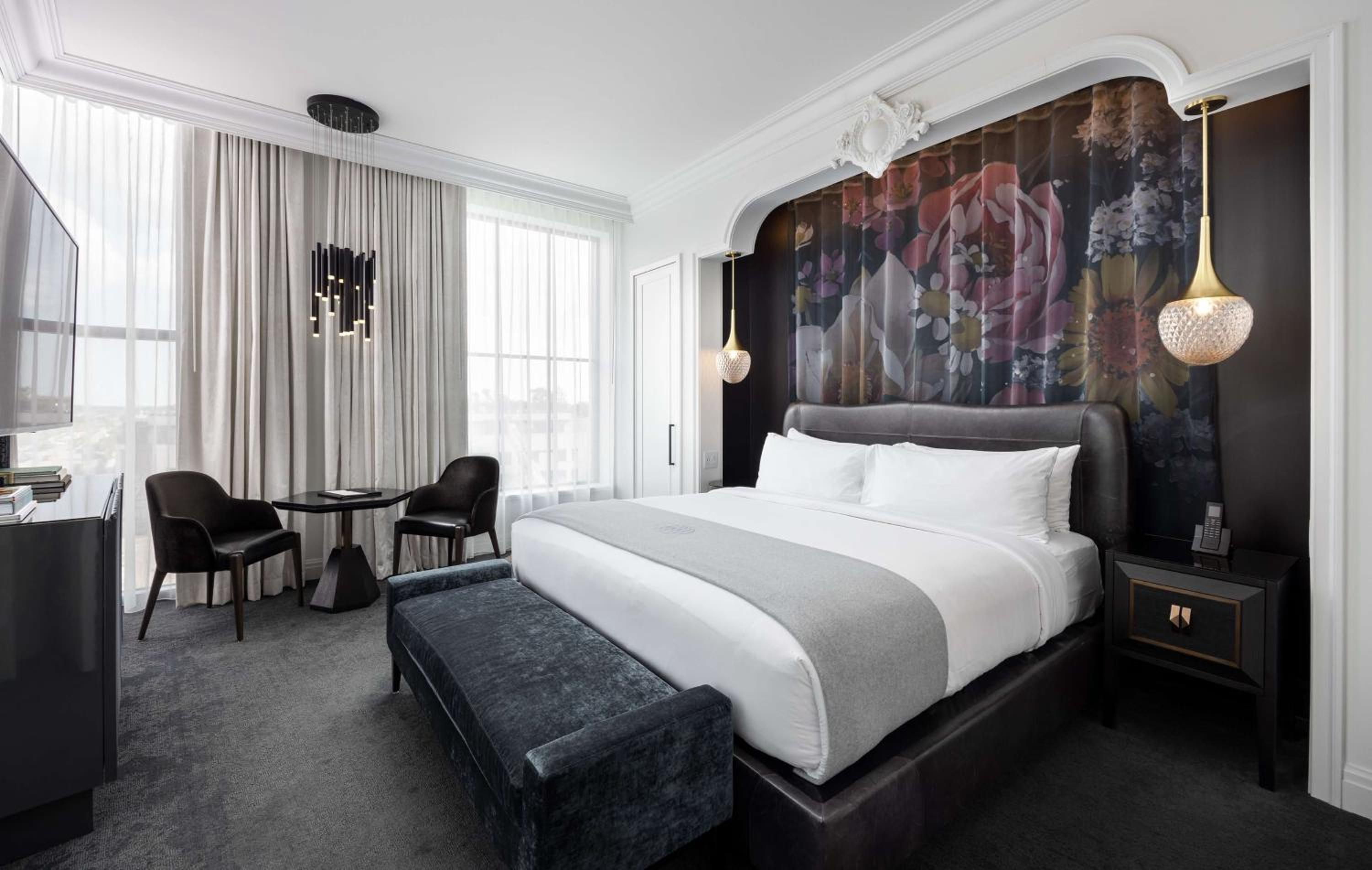 Corner King Suite - Photo 2