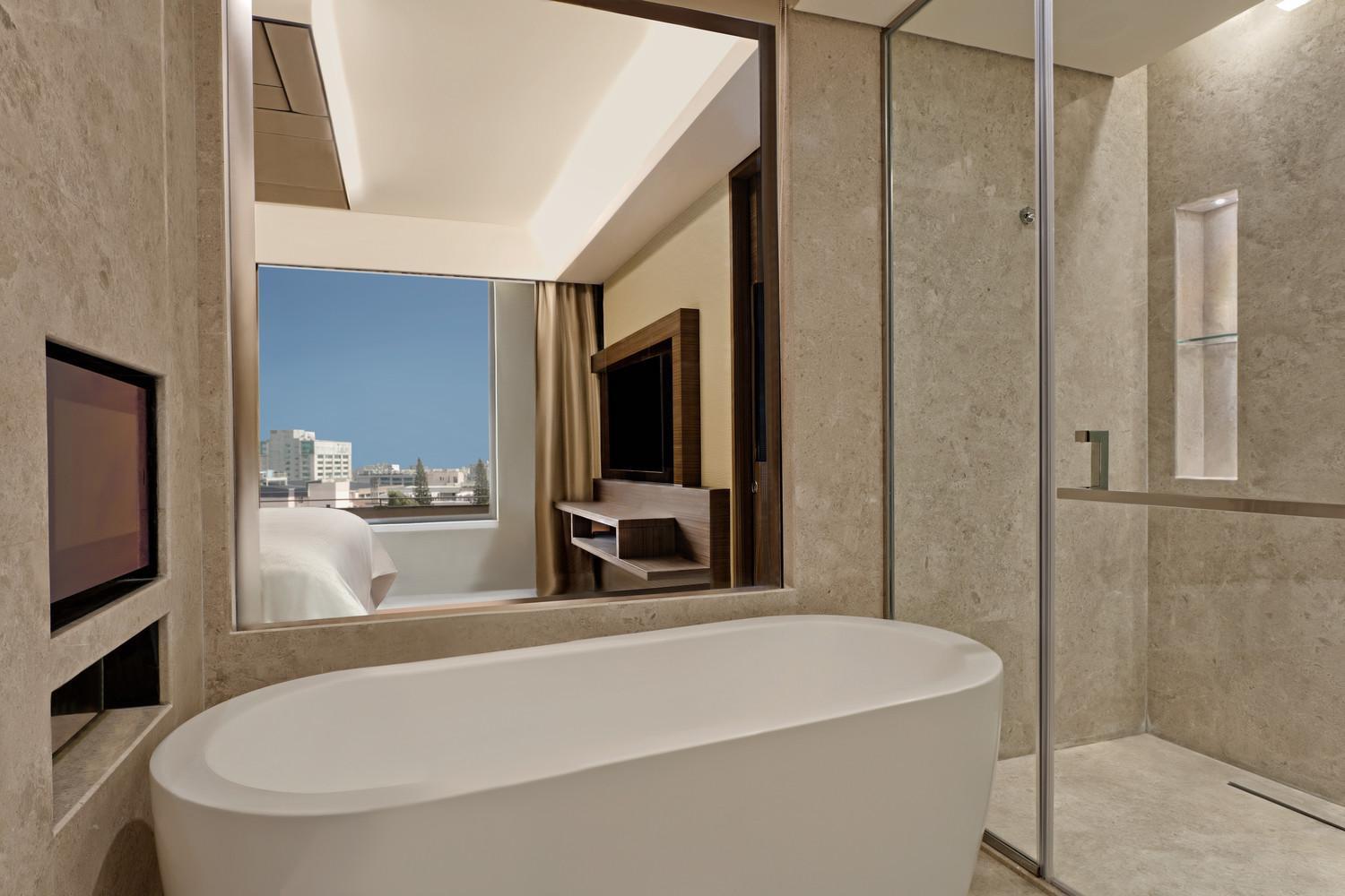 Deluxe Room King Bed with City view - Photo 2