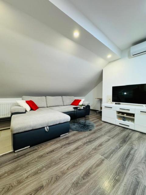 Studio Apartment with Balcony - Photo 16