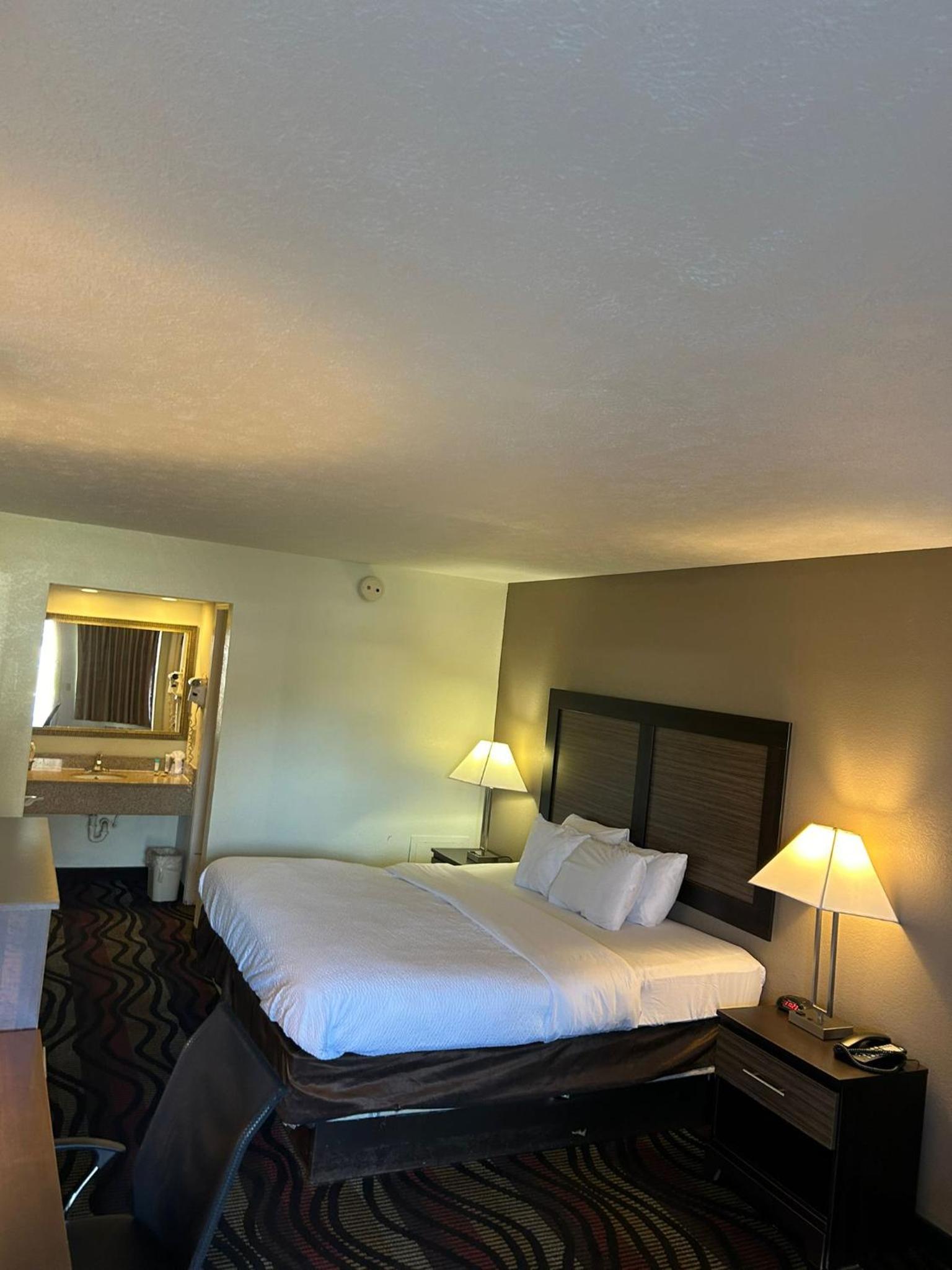 King Room - Non-Smoking - Photo 1