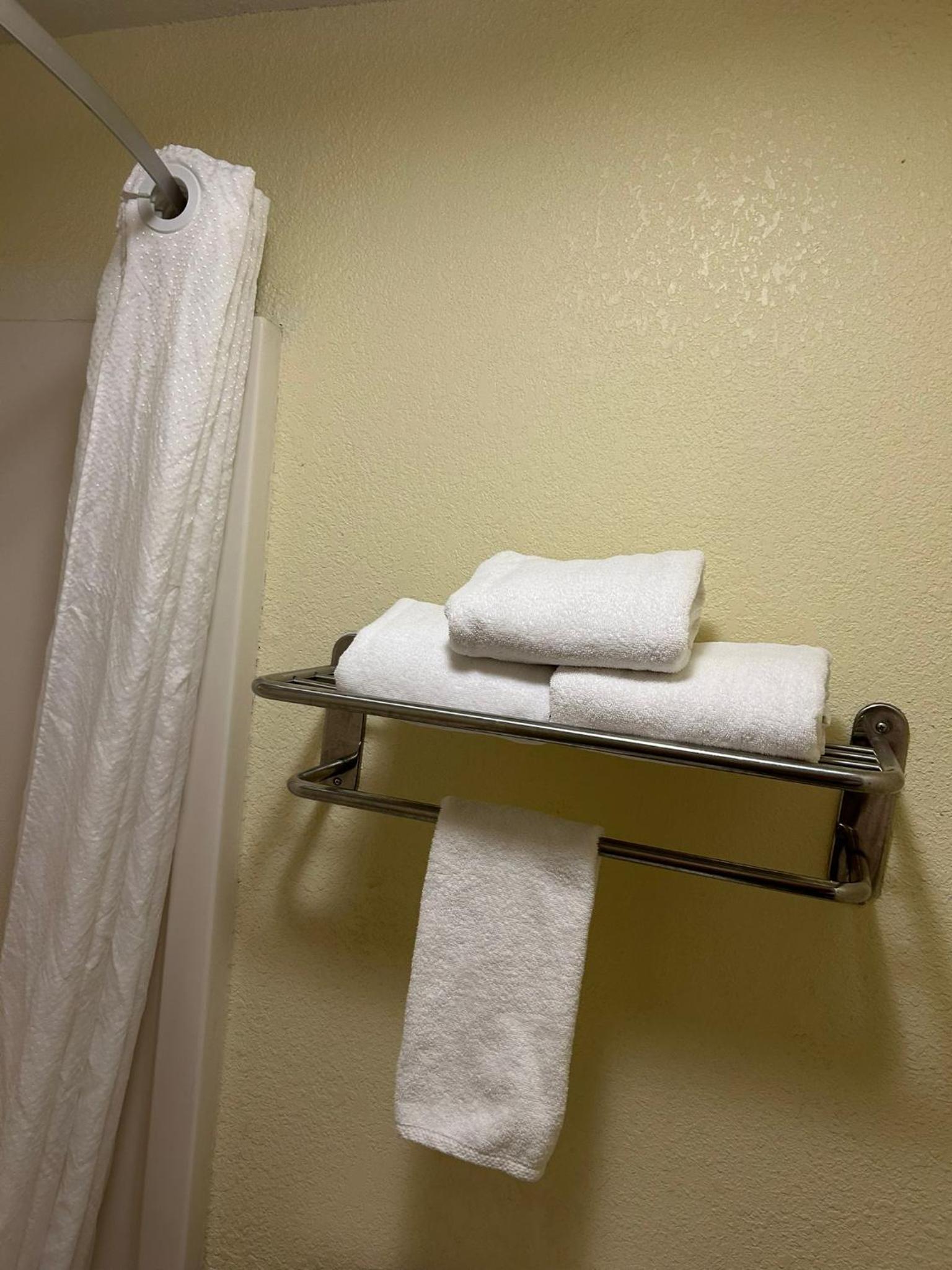 Queen Room with Two Queen Beds - Accessible/Non-Smoking  - Photo 4