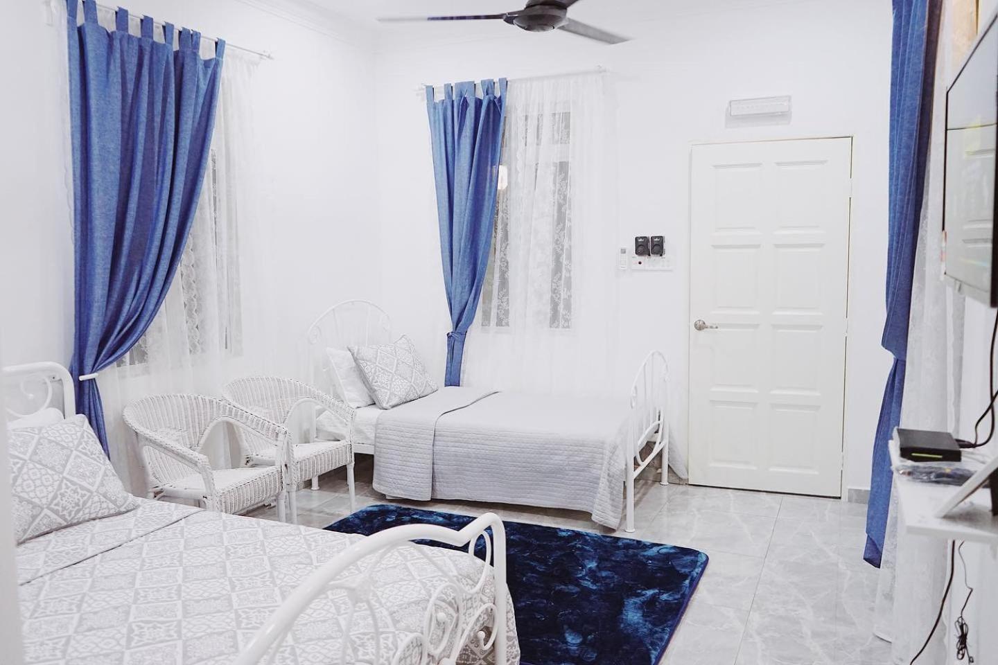 Family Room with Balcony photo 3
