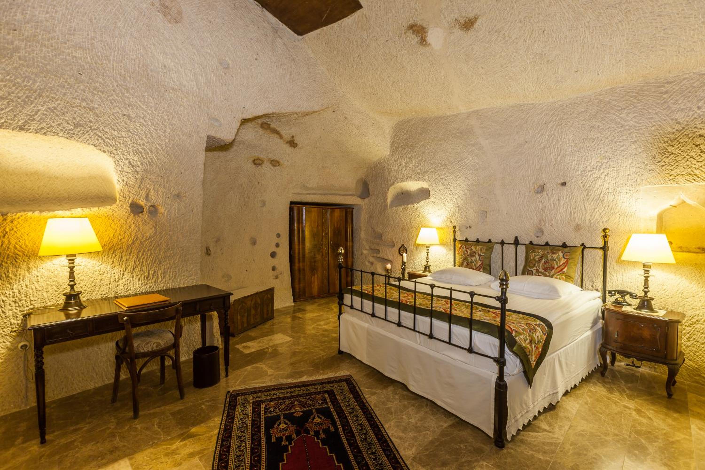 Deluxe Cave Room