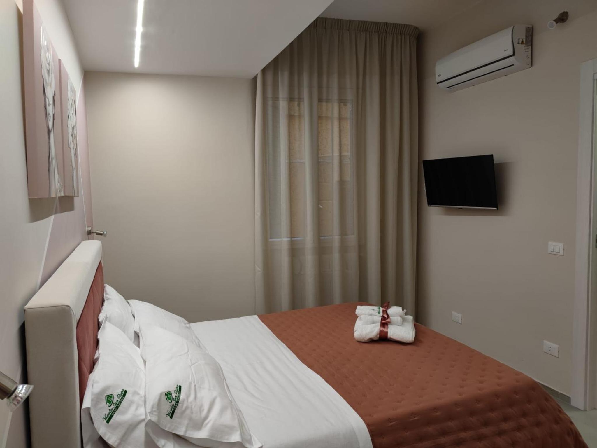 One-Bedroom House - Photo 43