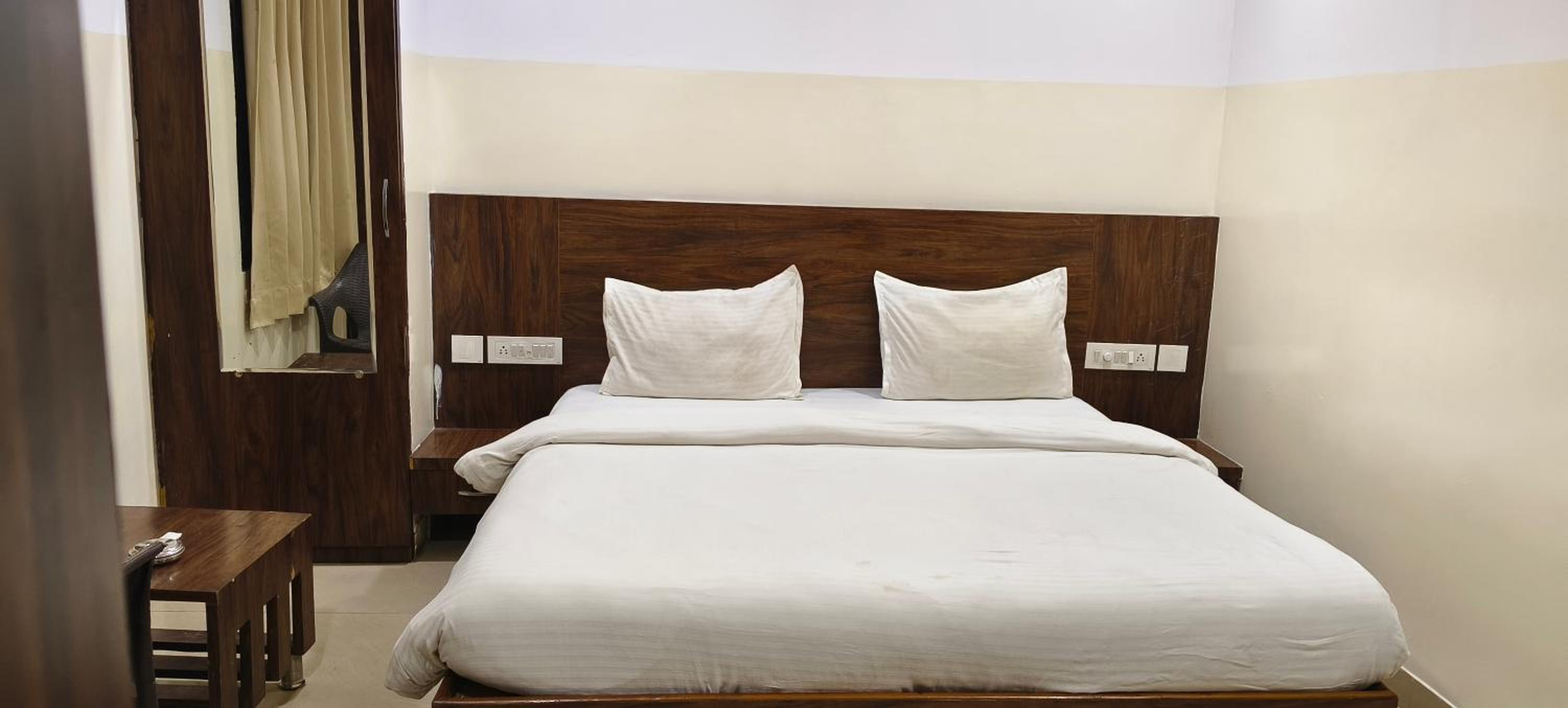 Deluxe Double Room (2 Adults + 1 Child)