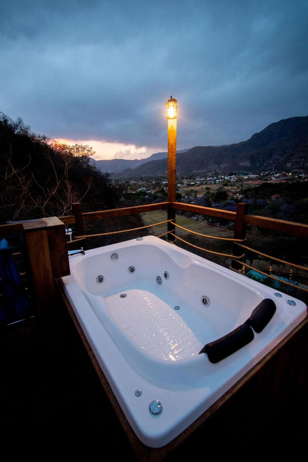 Queen Room with Spa Bath photo 3
