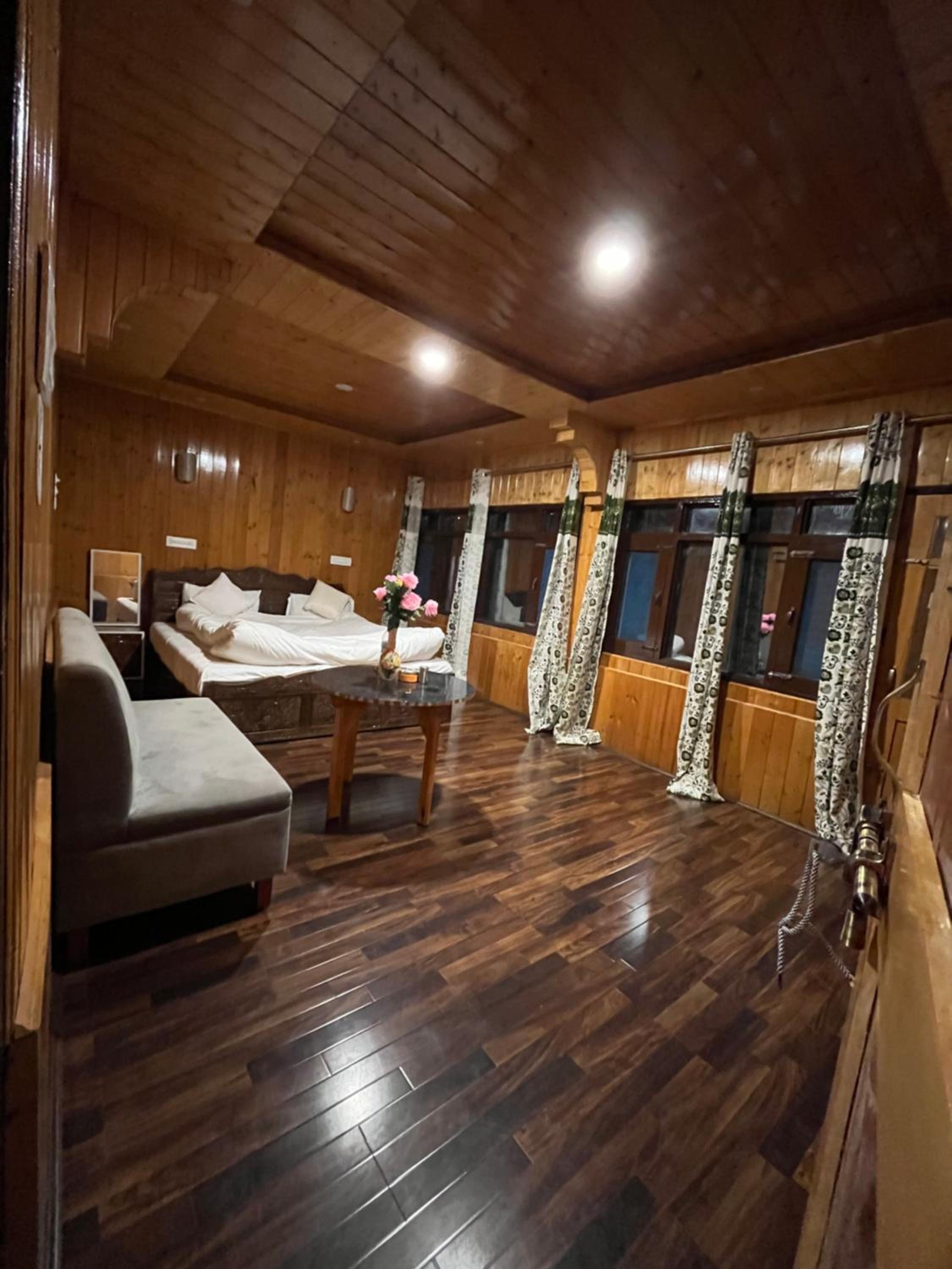 Deluxe Double Room (2 Adults + 1 Child)