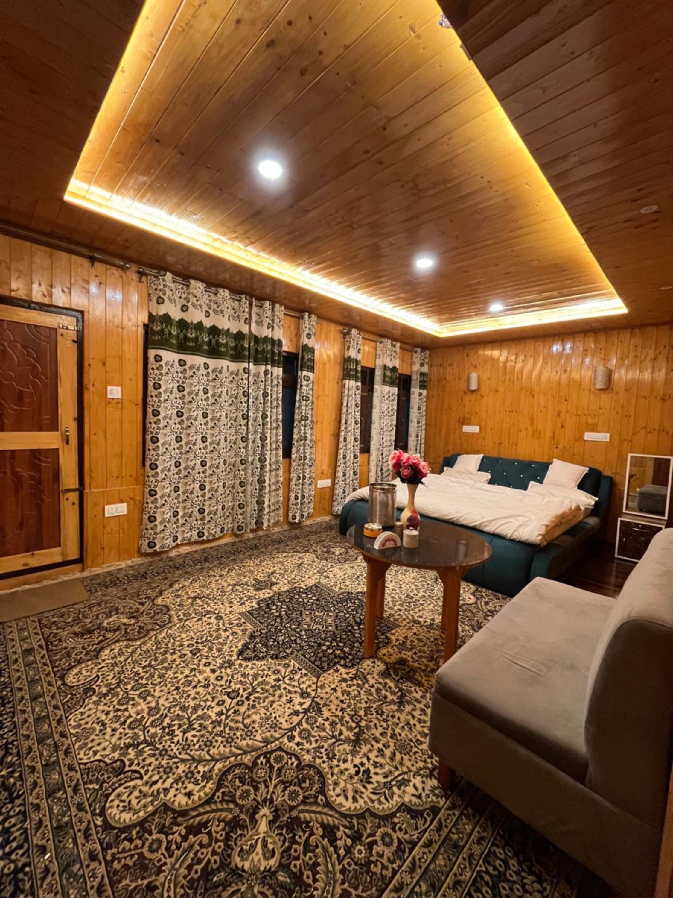 Deluxe Double Room (2 Adults + 1 Child) photo 2