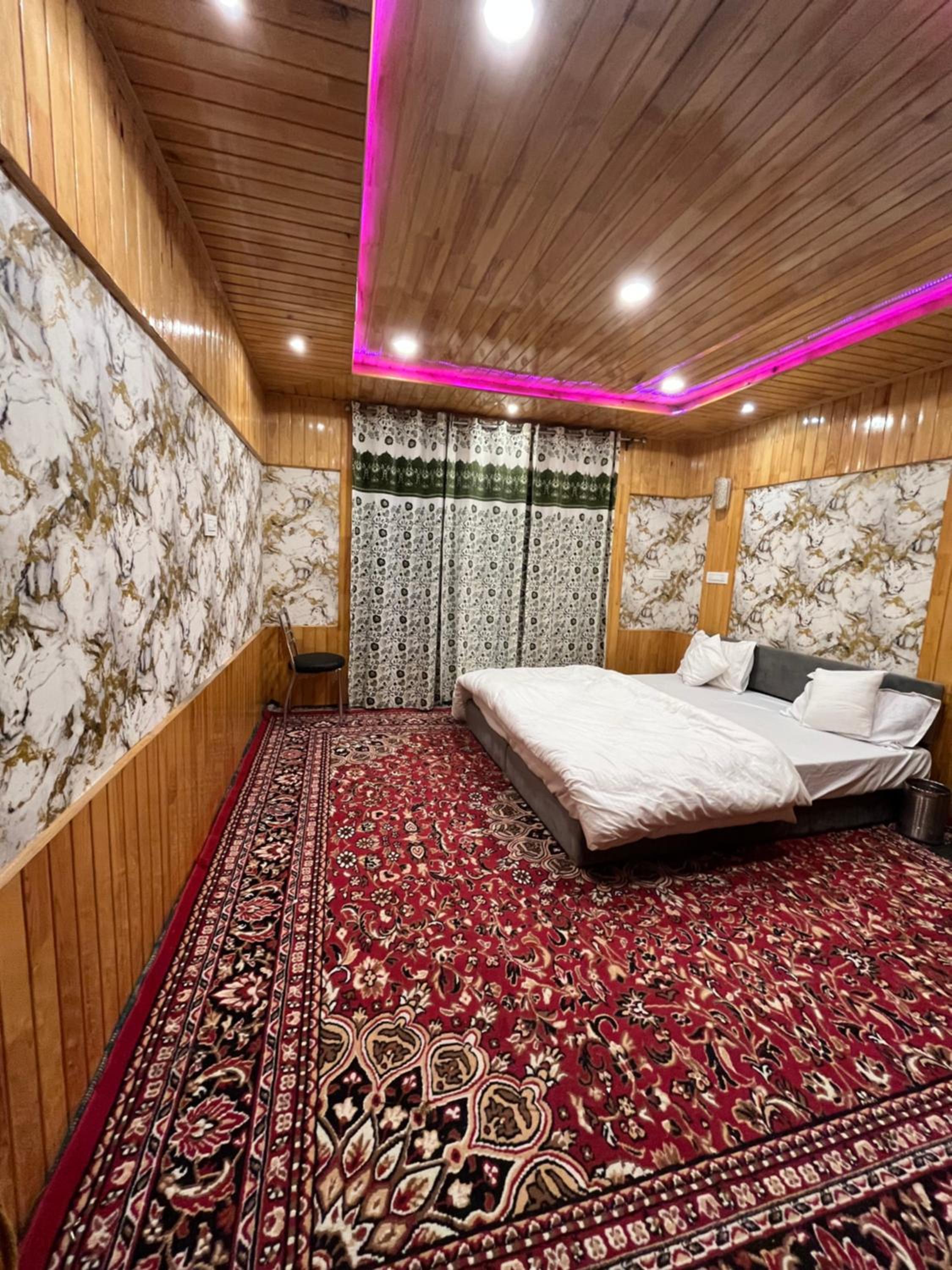Deluxe Double Room (2 Adults + 1 Child) photo 3