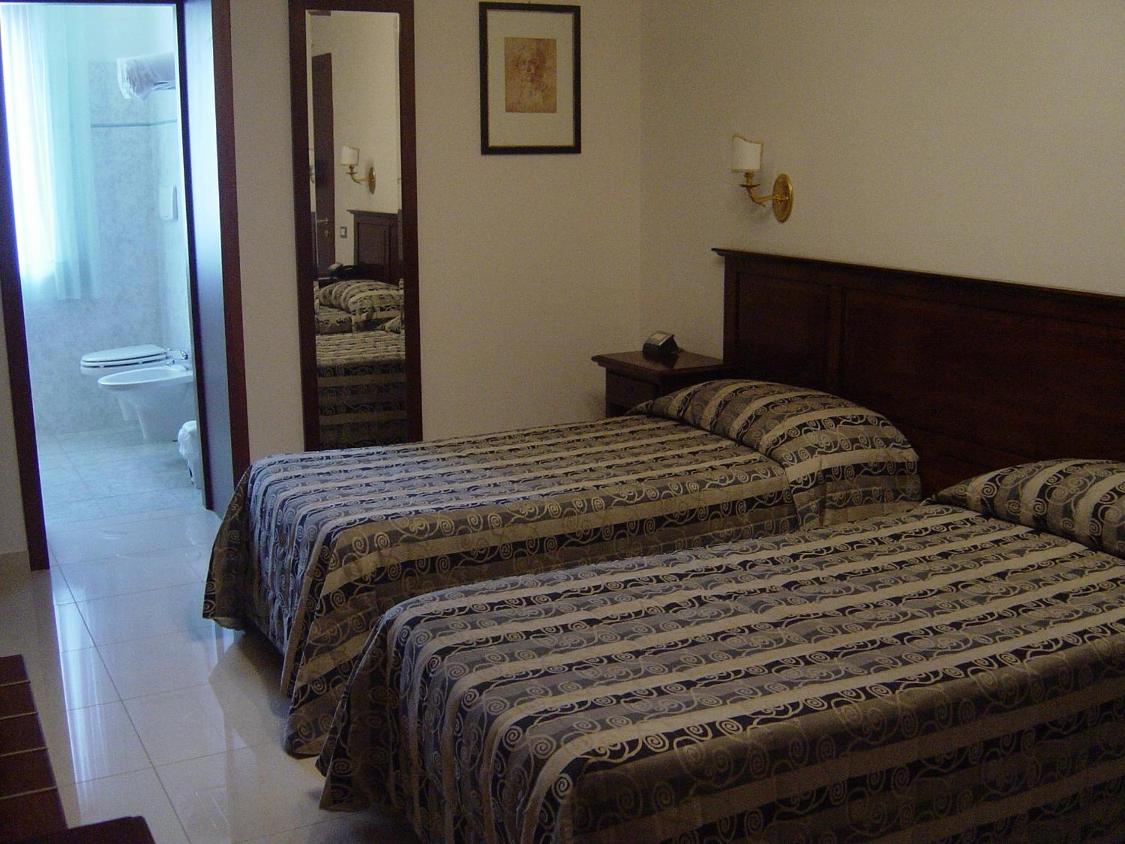 Twin Room with Private Bathroom photo 1