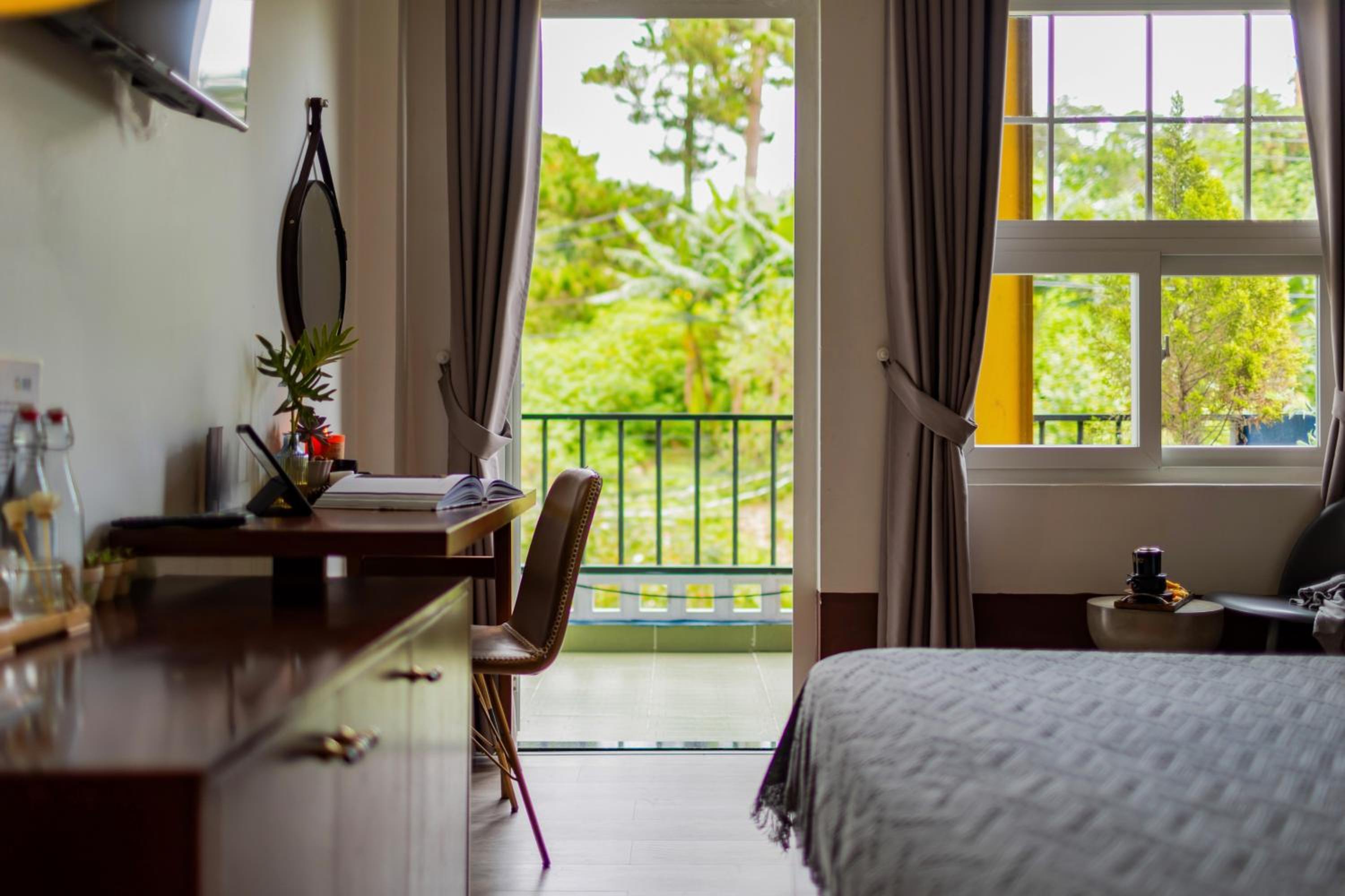 Queen Room with Balcony - Photo 12