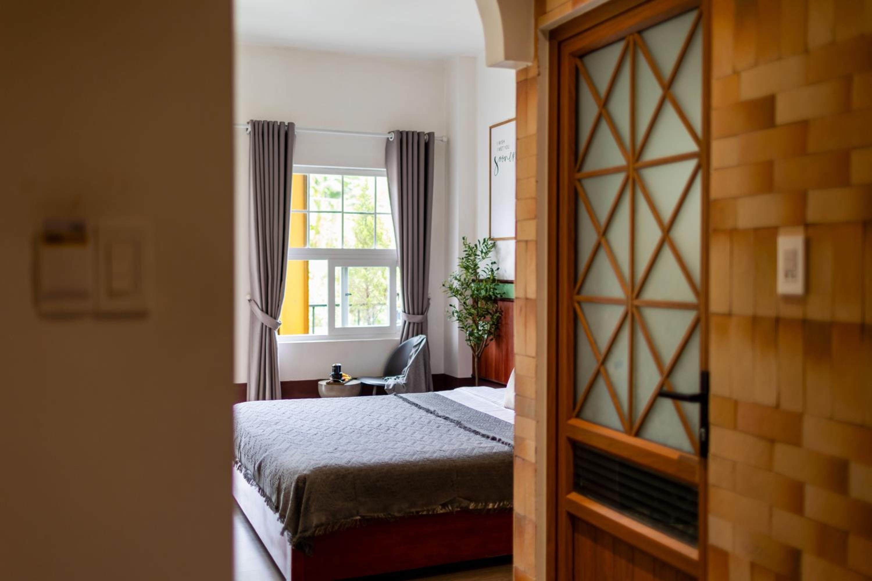 Queen Room with Balcony - Photo 10