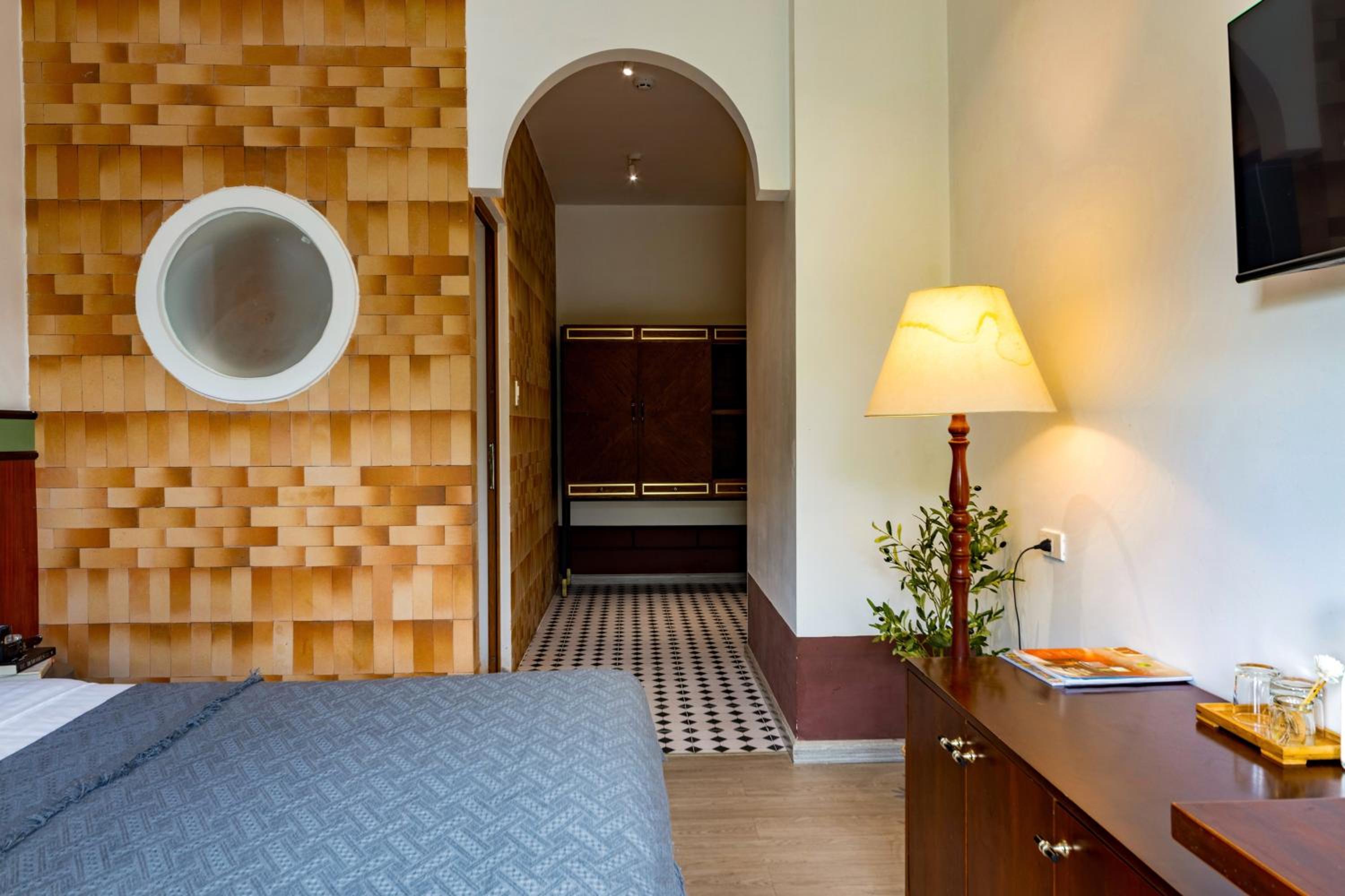 Queen Room with Balcony - Photo 2