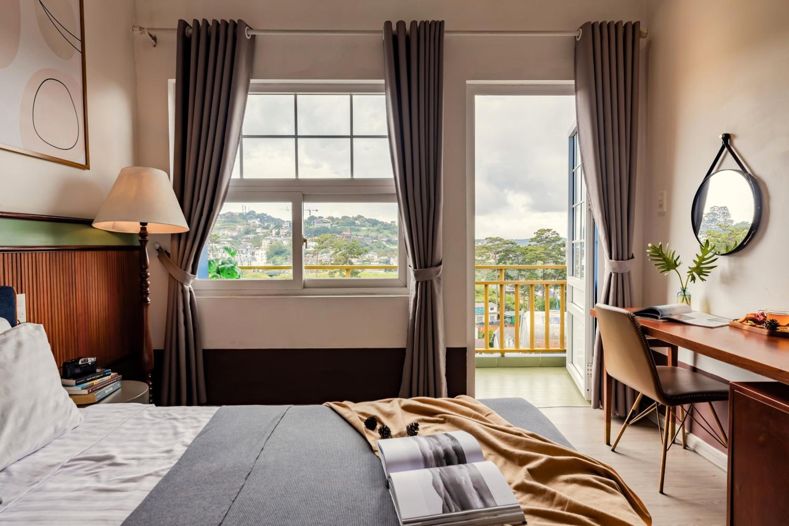 Queen Room with Balcony - Photo 7