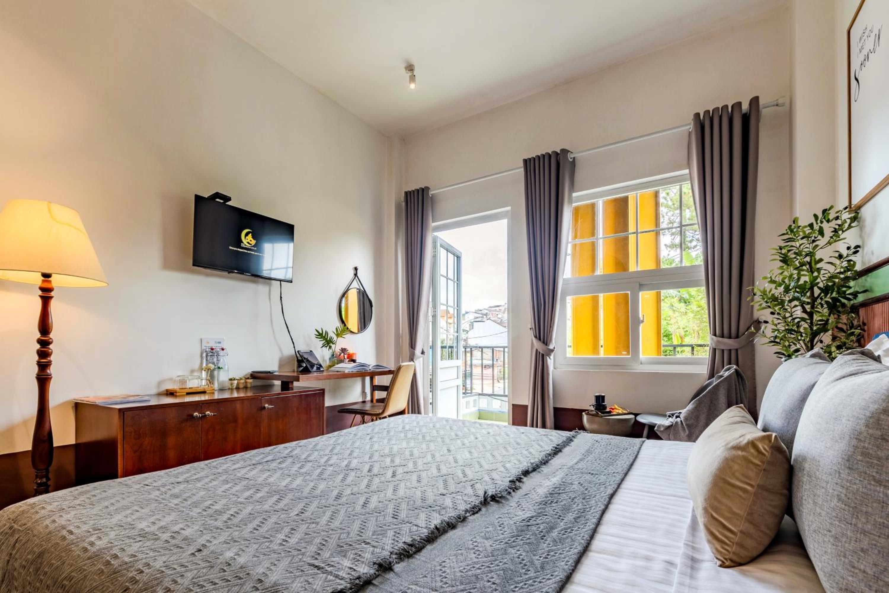 Queen Room with Balcony - Photo 13