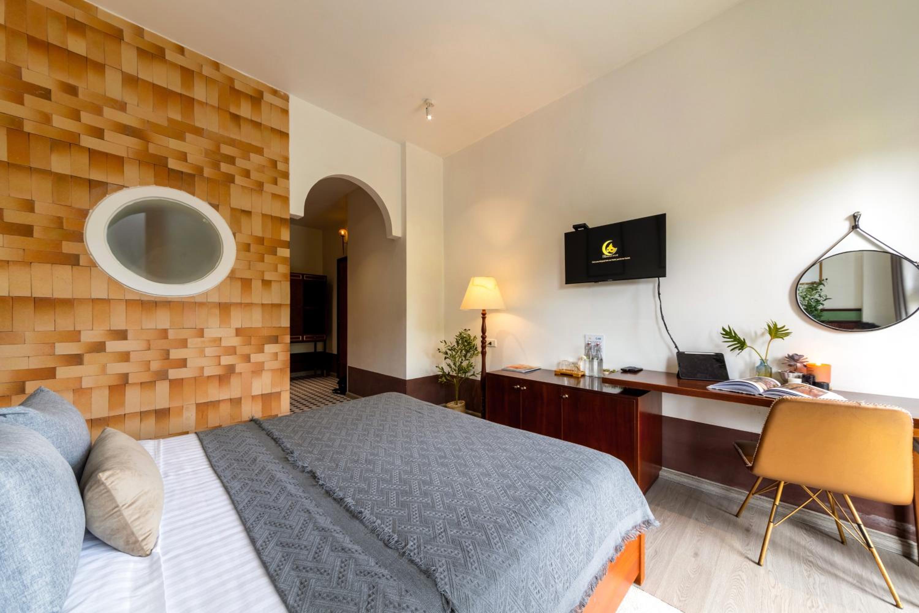 Queen Room with Balcony - Photo 9