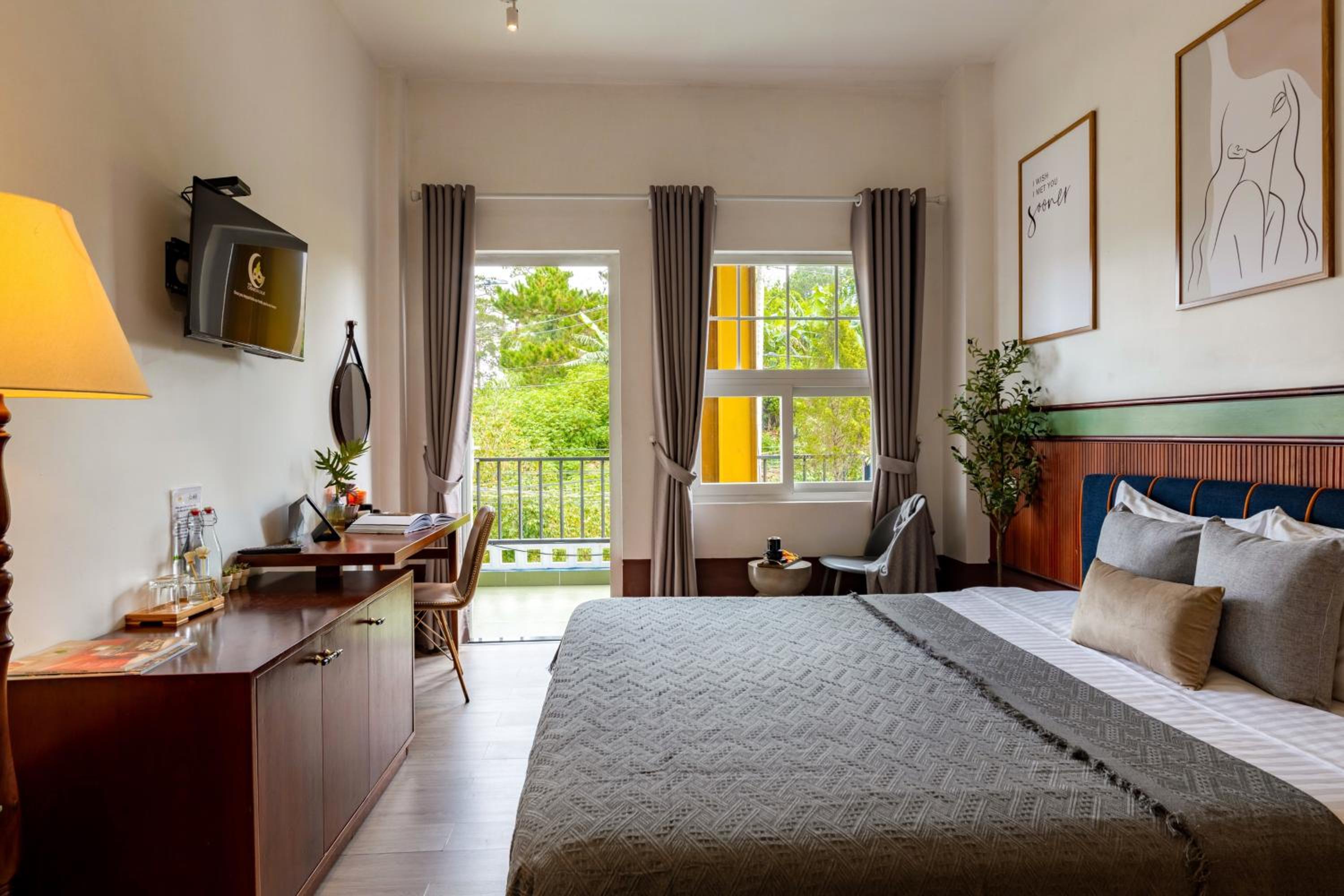 Queen Room with Balcony - Photo 11