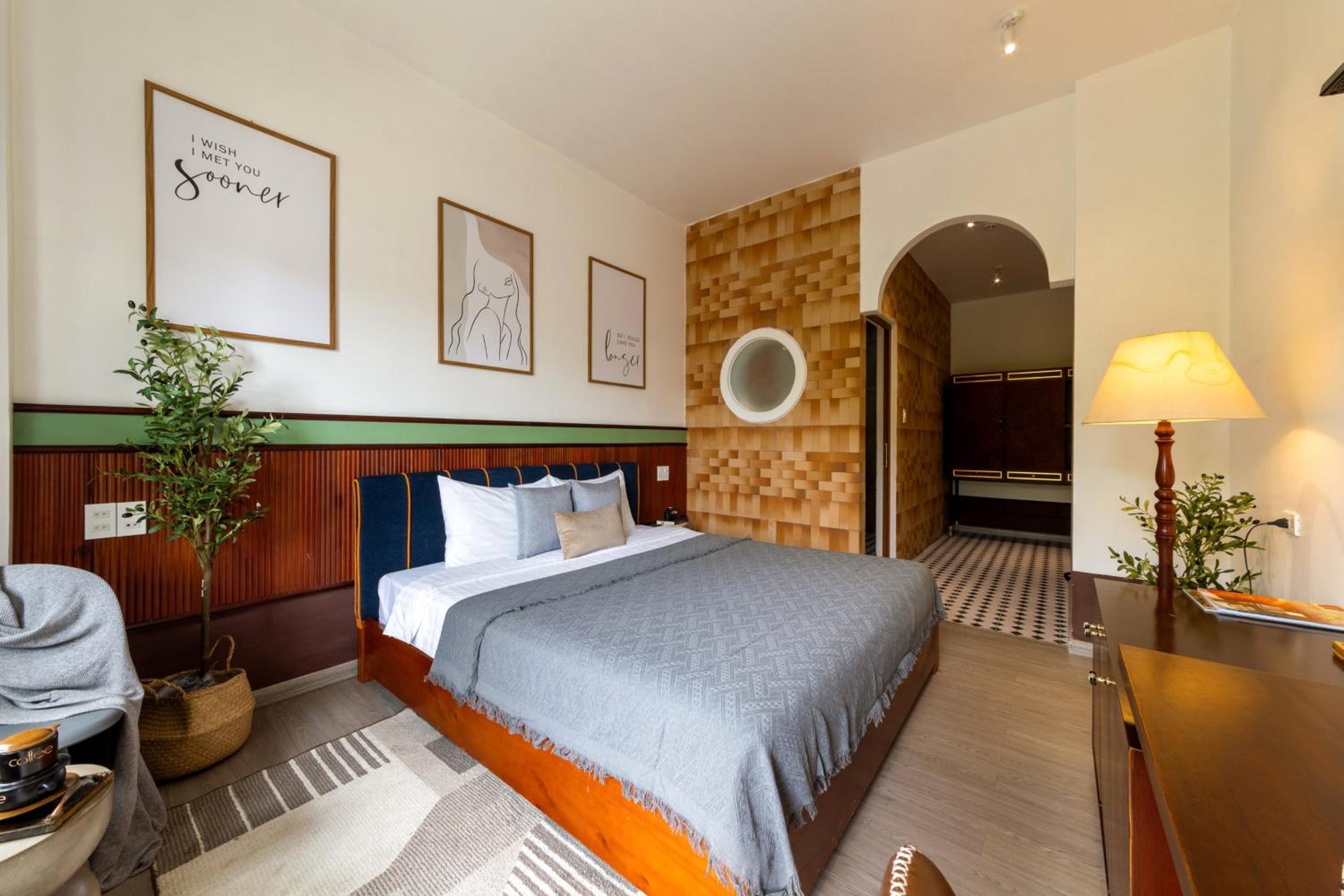 Queen Room with Balcony - Photo 1