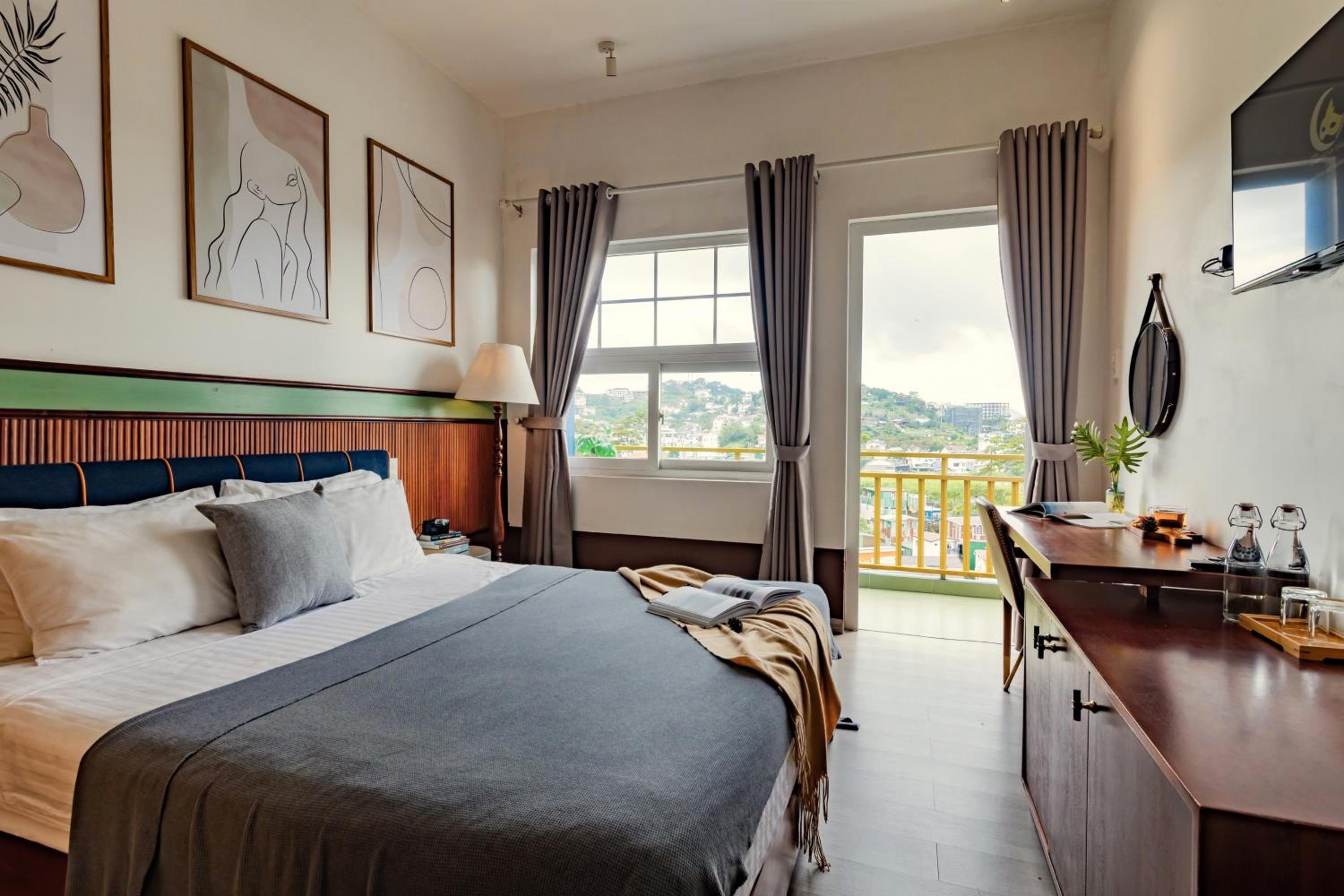 Queen Room with Balcony - Photo 6
