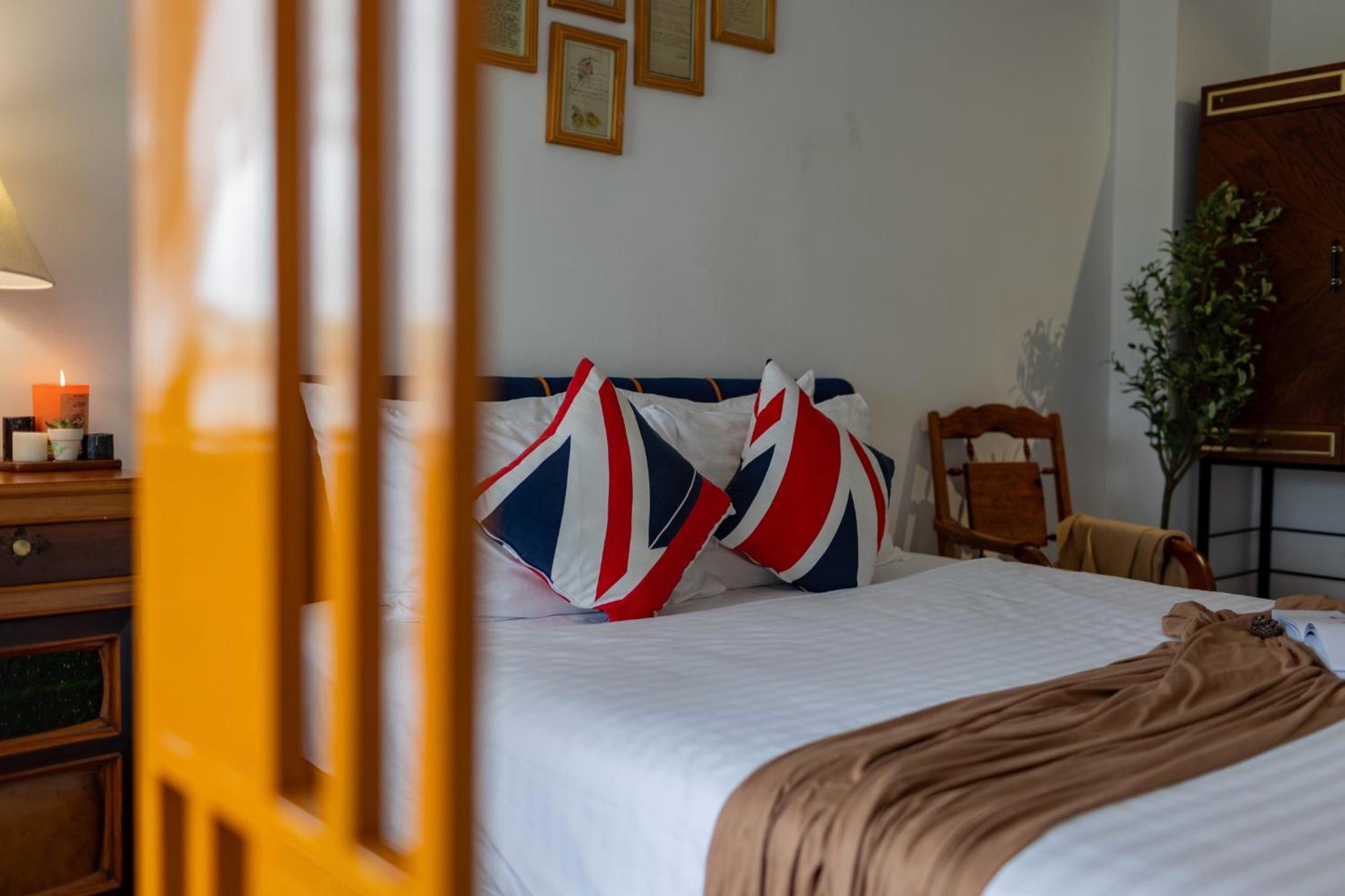 Deluxe Double Room with Bath - Photo 13