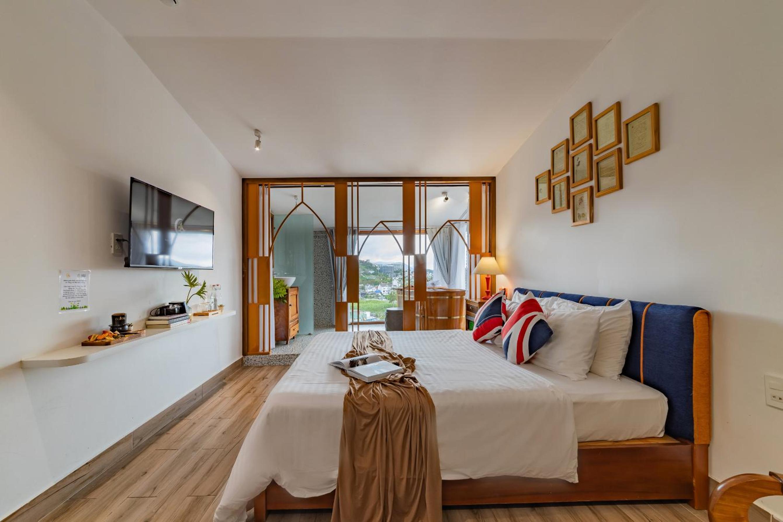 Deluxe Double Room with Bath - Photo 11