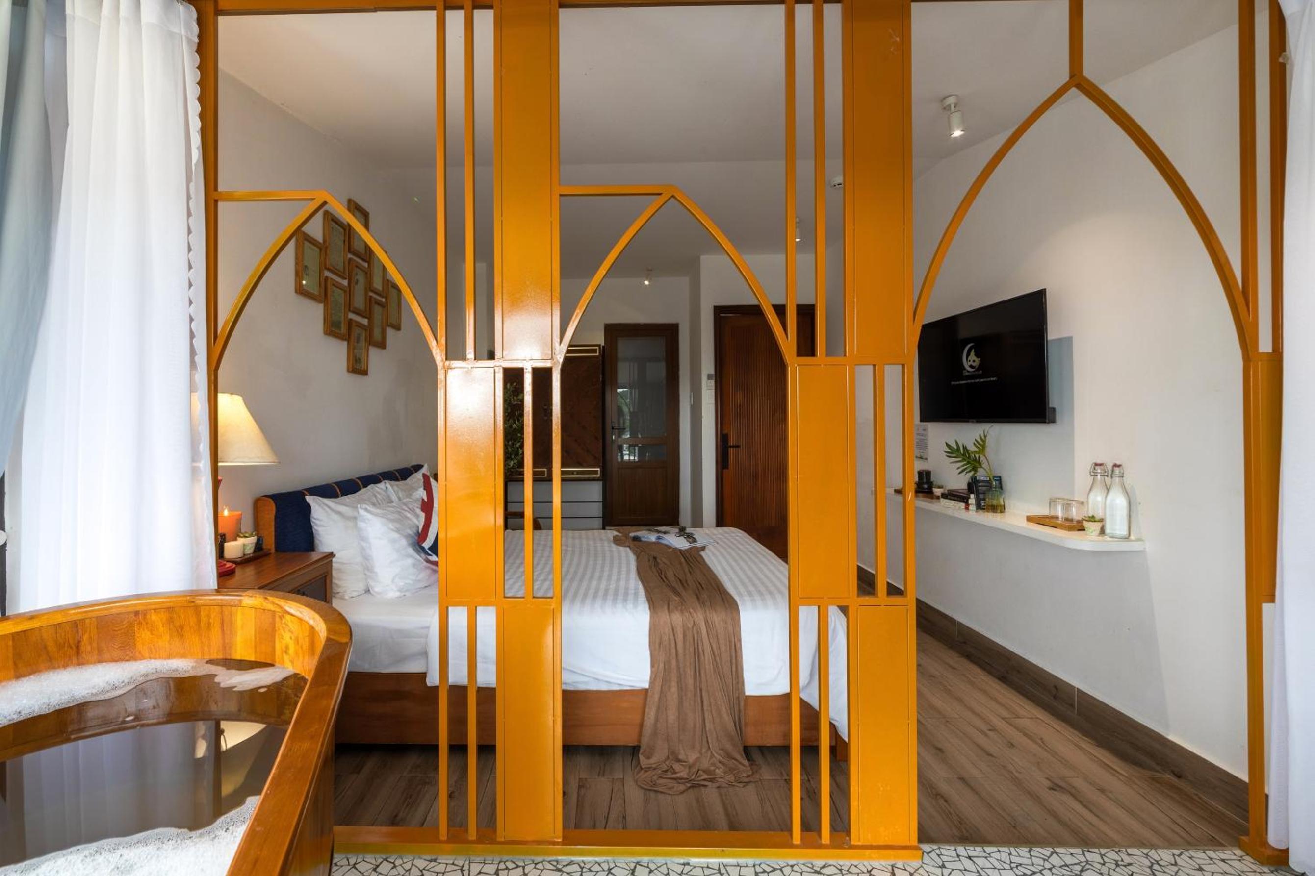 Deluxe Double Room with Bath - Photo 2