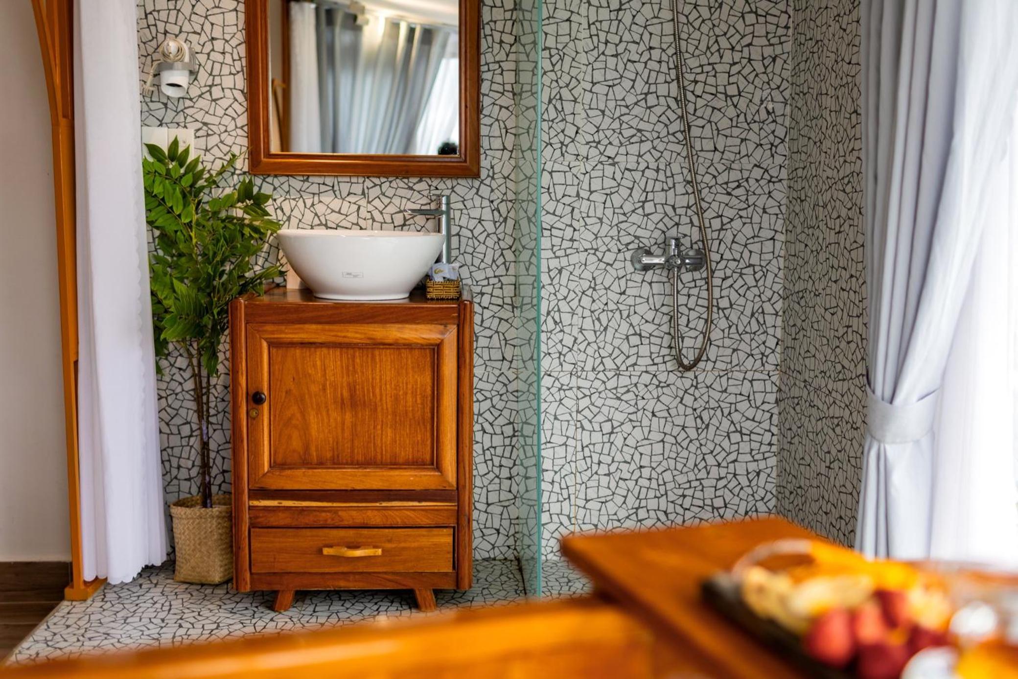 Deluxe Double Room with Bath - Photo 3