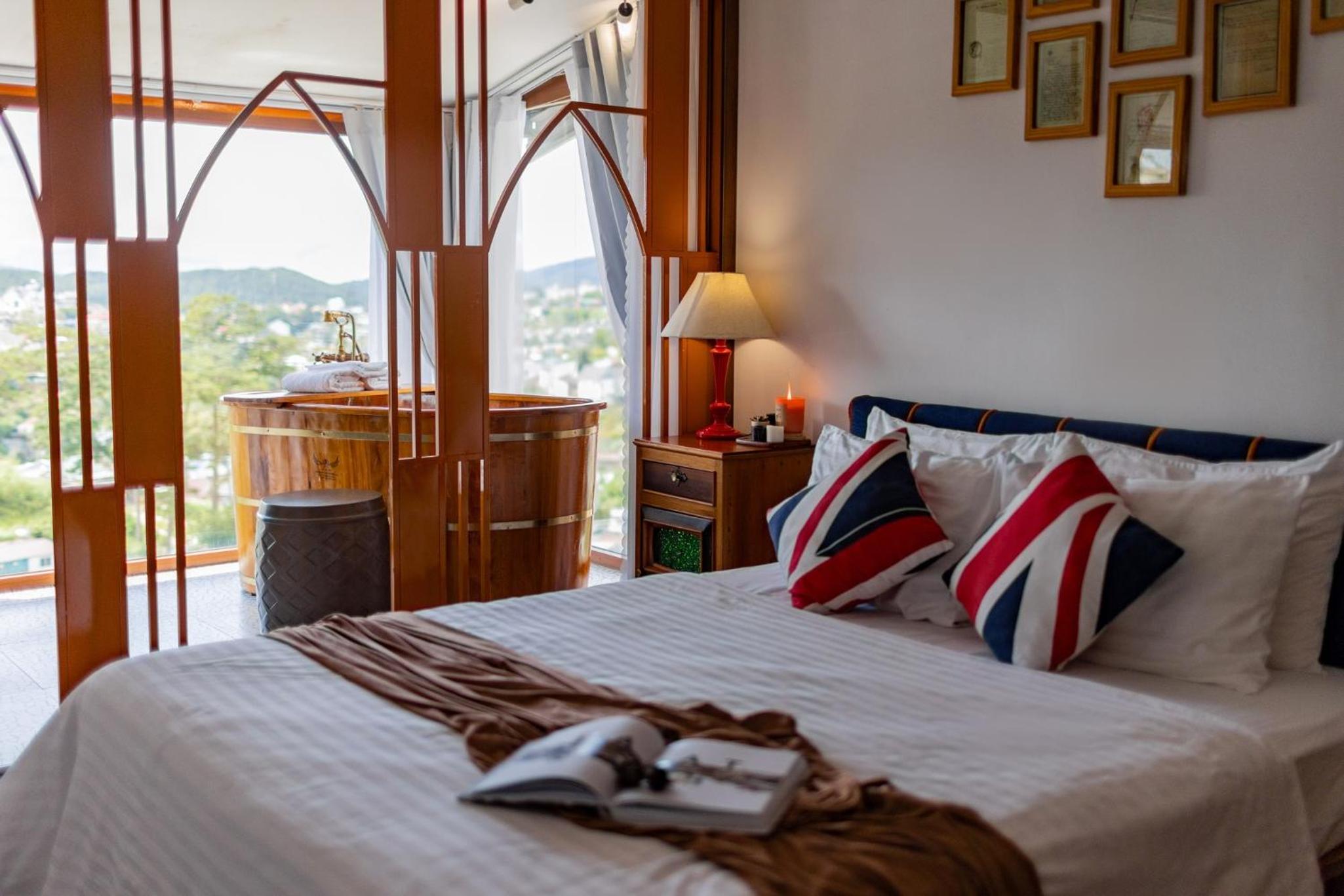 Deluxe Double Room with Bath - Photo 4