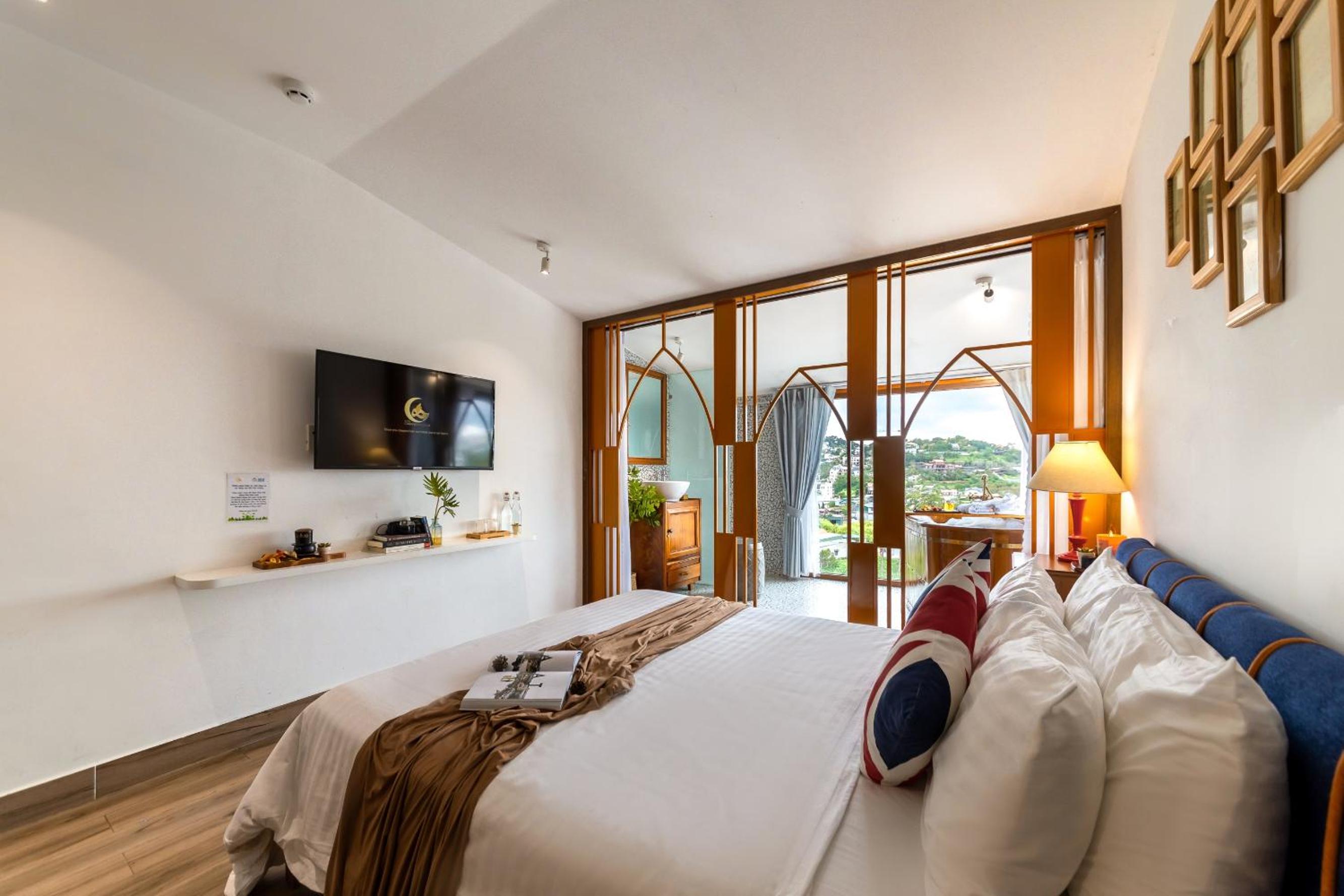 Deluxe Double Room with Bath - Photo 5