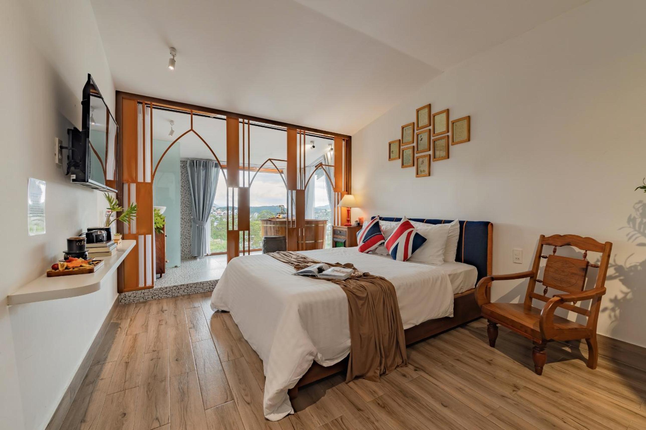 Deluxe Double Room with Bath - Photo 1