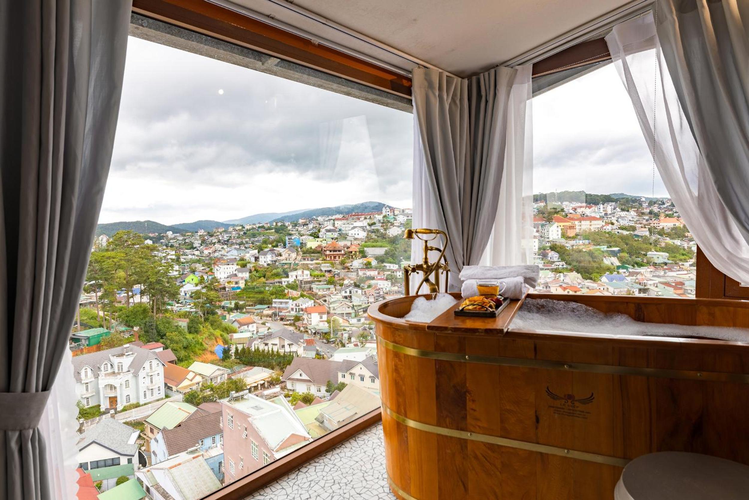 Deluxe Double Room with Bath - Photo 10