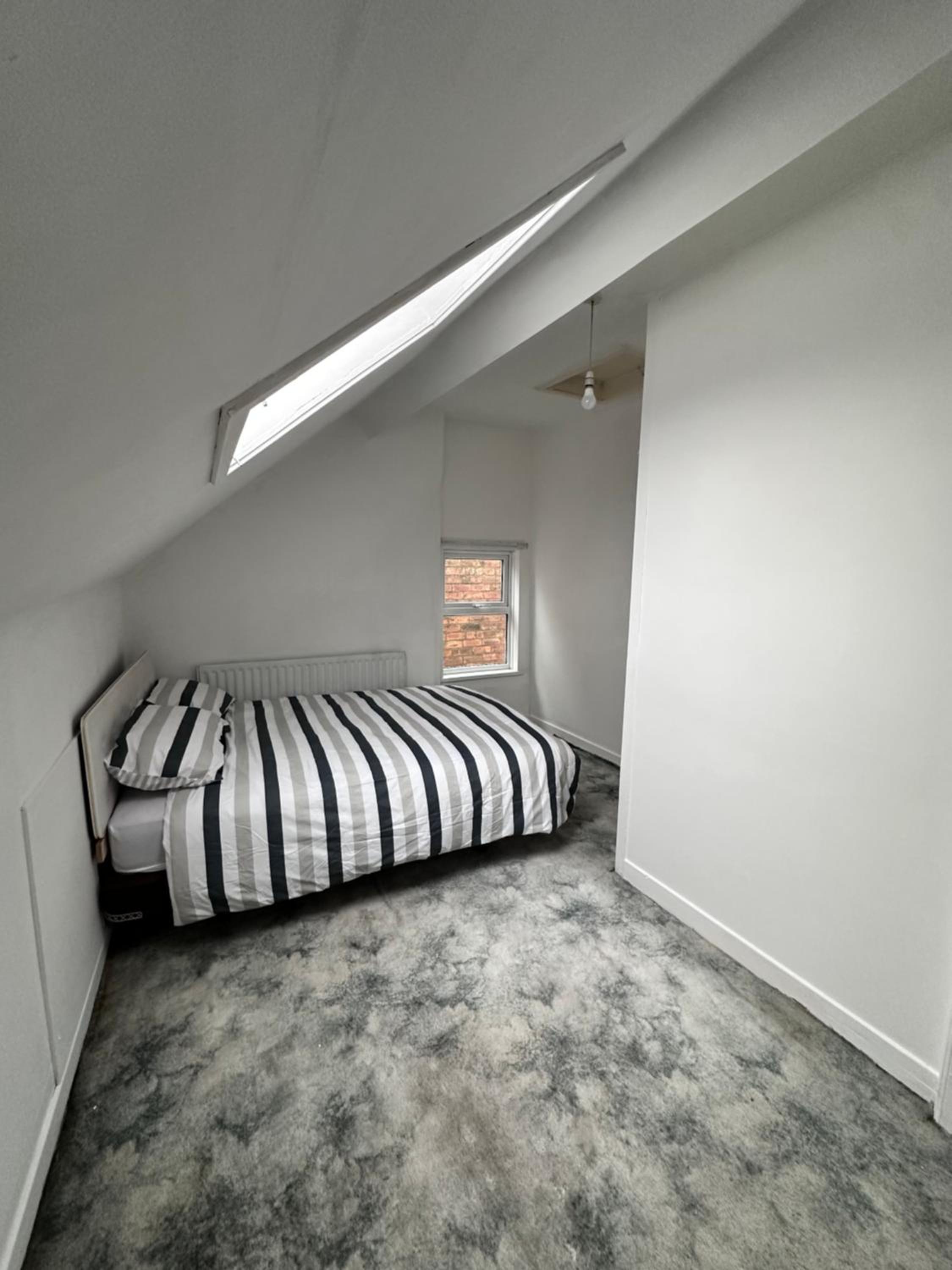 Six-Bedroom House photo 1